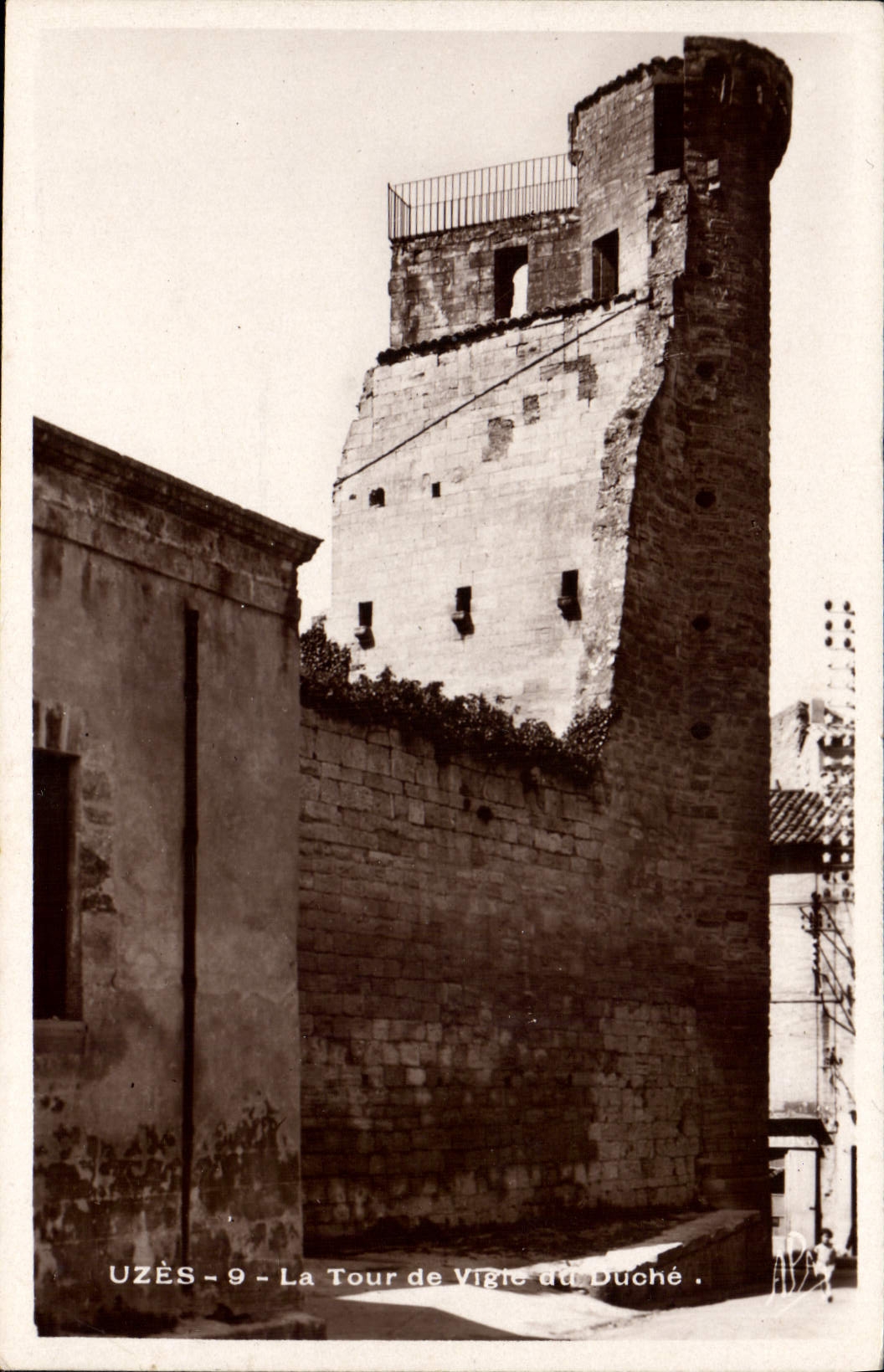 CPA Uzes La Tour De Vigie Du Duche