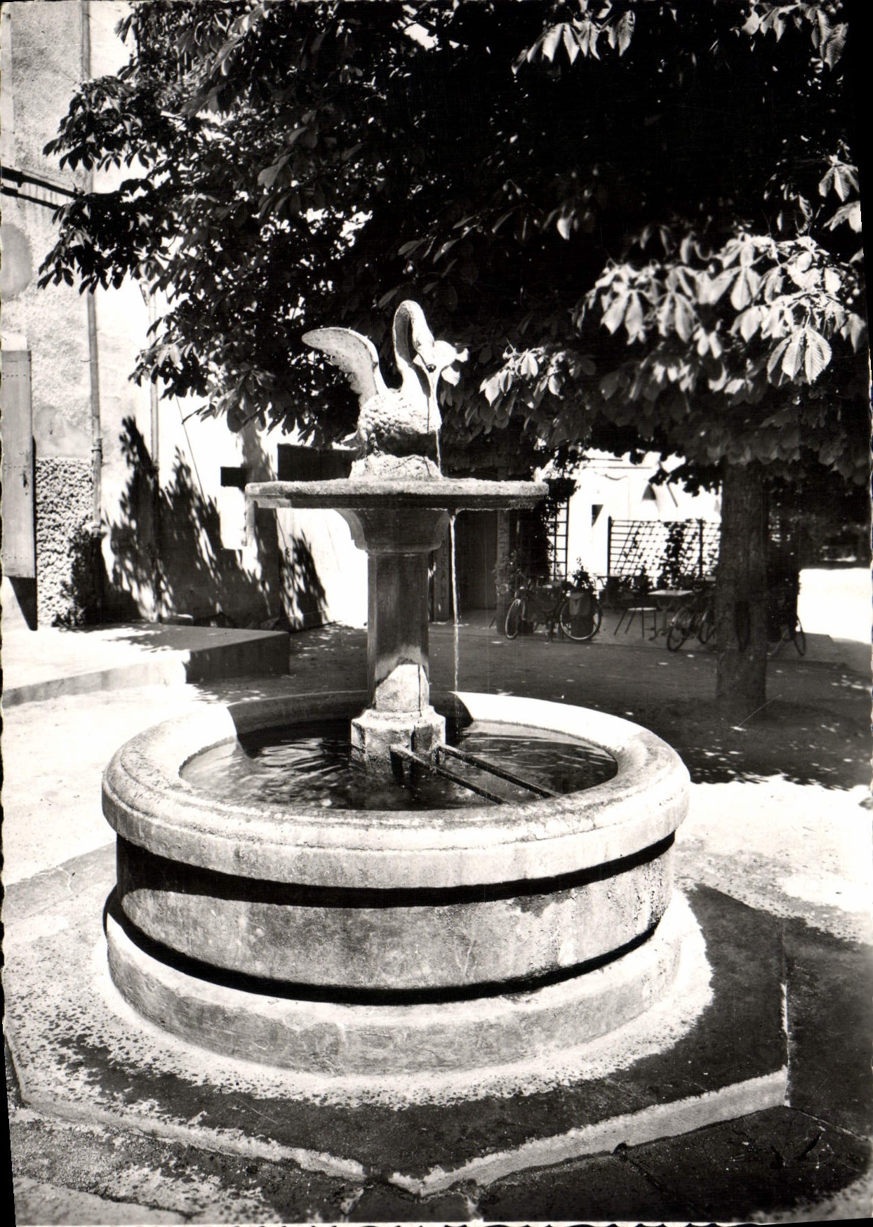 CPSM Uzes Duche De France fontaine du cygne