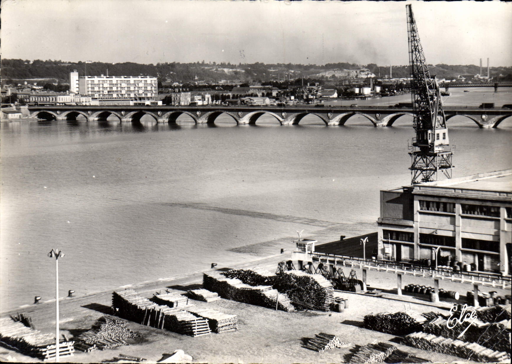 CPSM Bordeaux Le Pont de Pierre et la Caserne des Pompiers