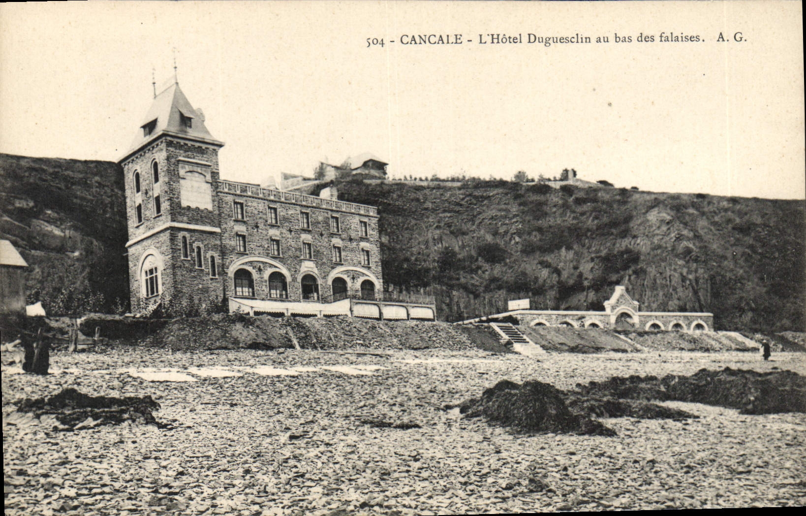 CPA Cancale L'Hotel Duguesclin Au Bas Des Falaises