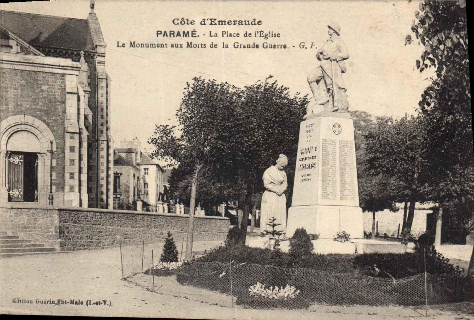 CPA Parame La Place De I'Eglise Le Monument