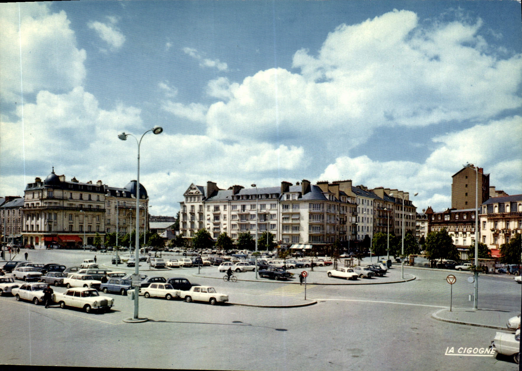 CPSM Rennes La Place De La Gare Et Les Grands Hotels
