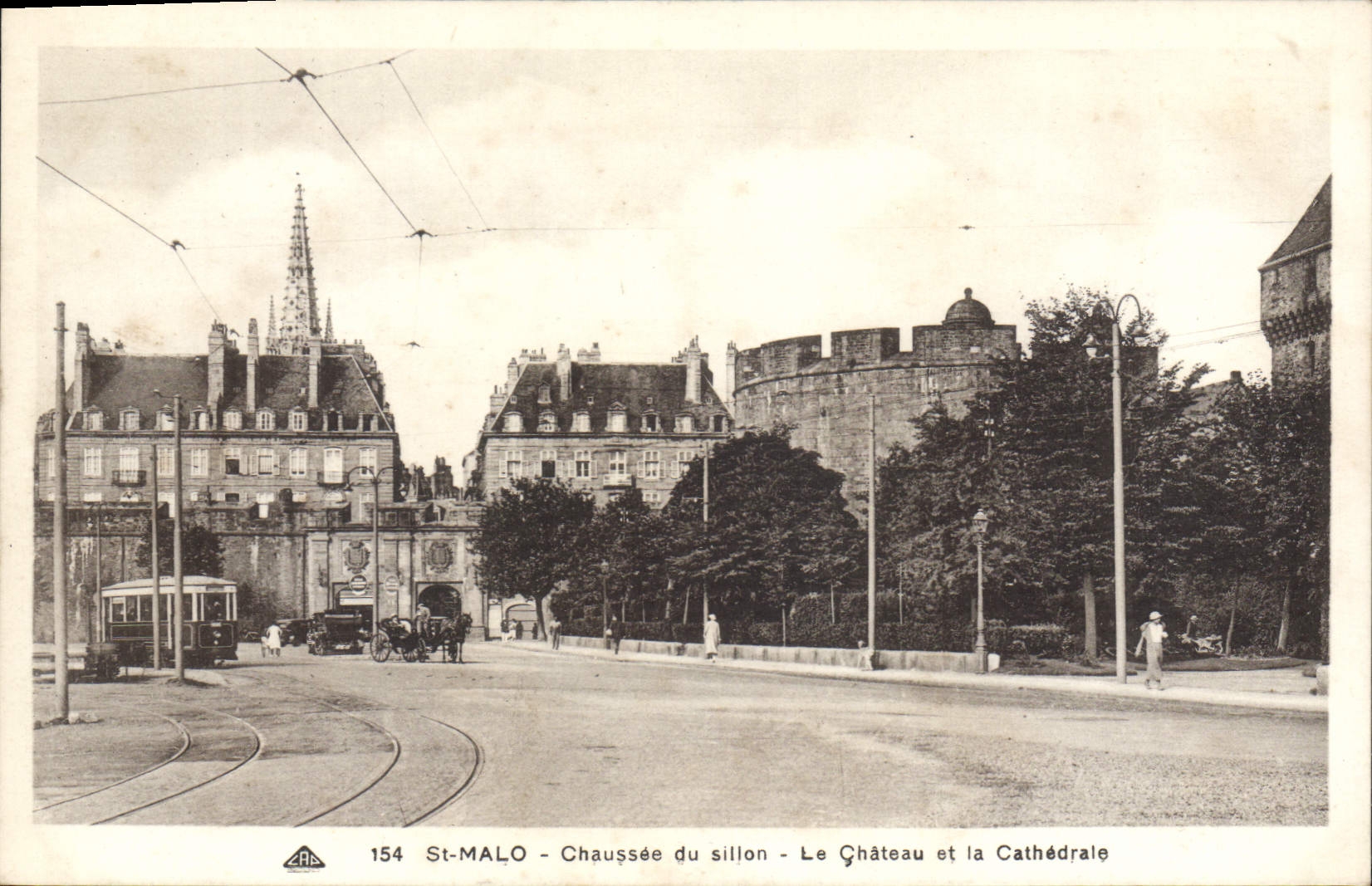 CPA Saint Malo Chaussee Du Sillon Le Chateau Et La Cathedrale