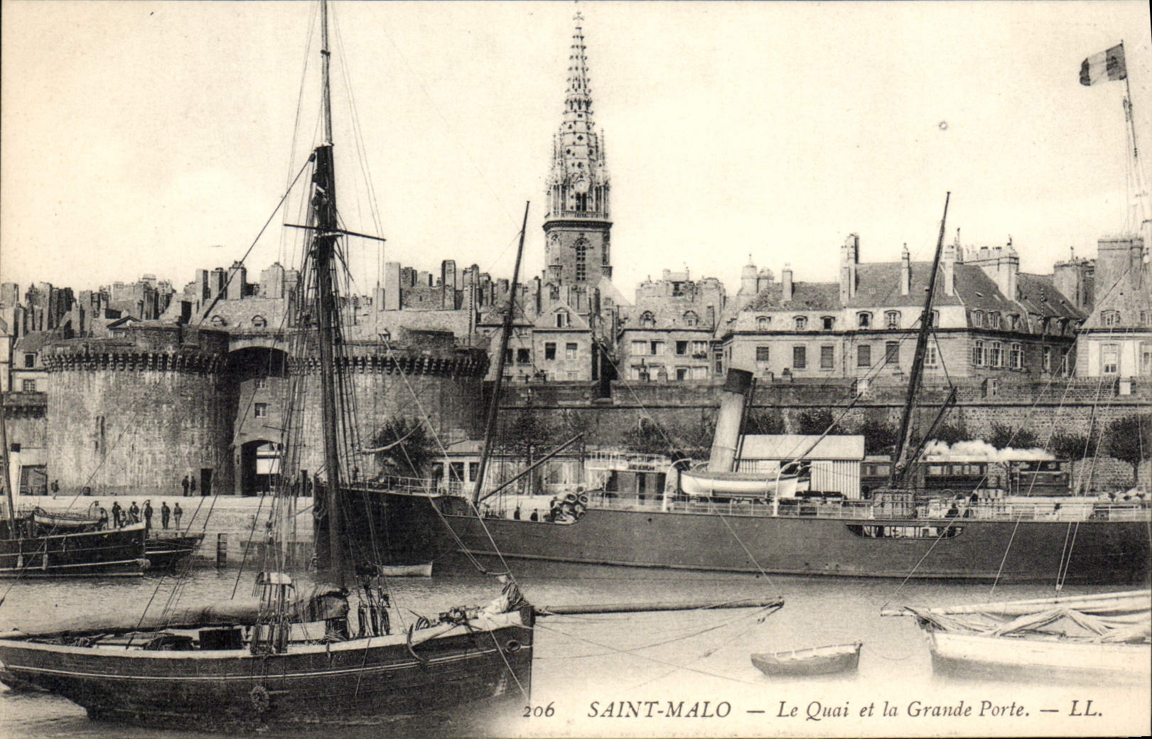 CPA Saint Malo Le Quai Et La Grande Porte
