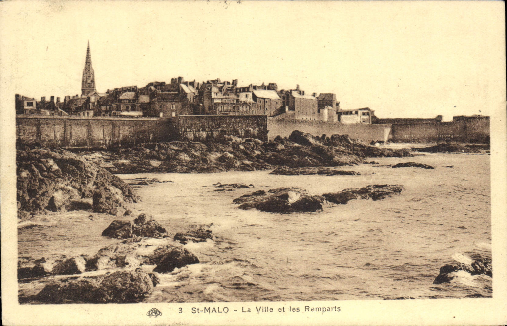 CPA Saint Malo La Ville Et Les Remparts