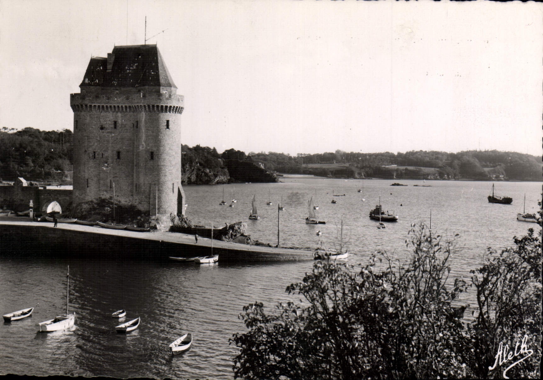 CPSM Saint Servan Sur Mer La Tour Solidor Vue Generale Sur La Rance