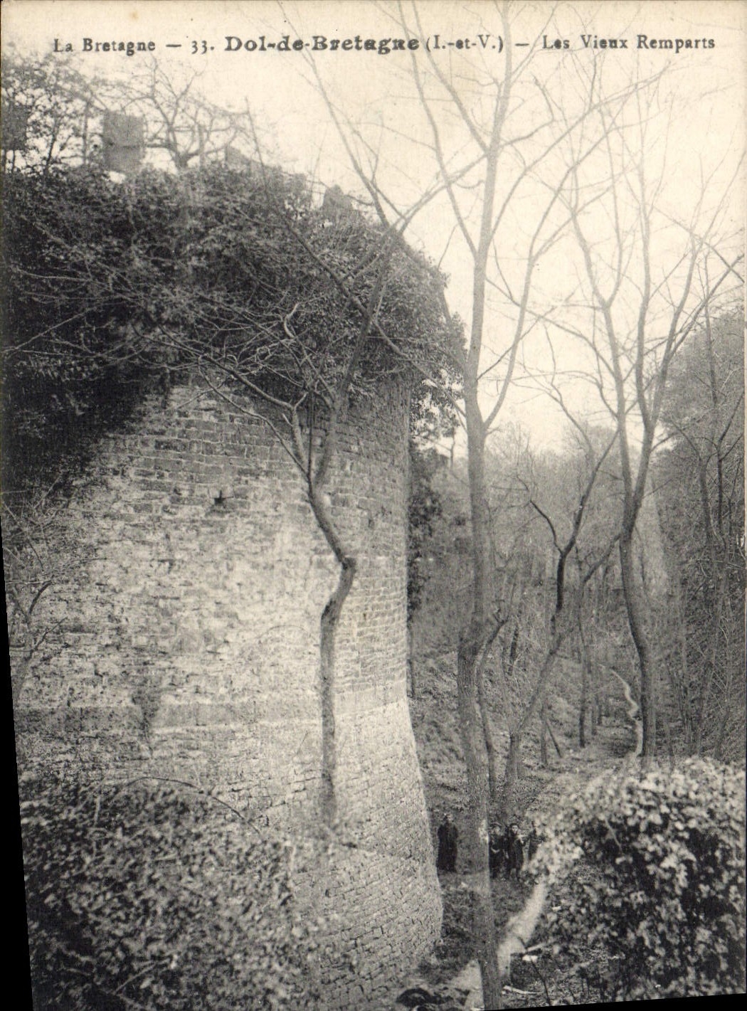 CPA Dol De Bretagne Les Vieux Remparts