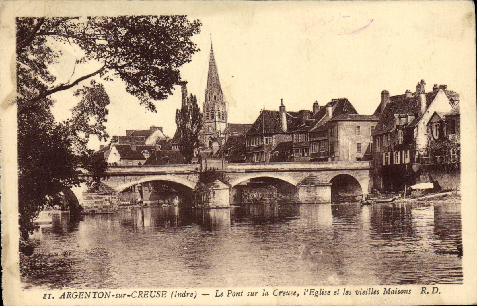 CPA Argenton Sur Creuse Le Pont Sur La Creuse I'Eglise Et Les Vieilles Maisons