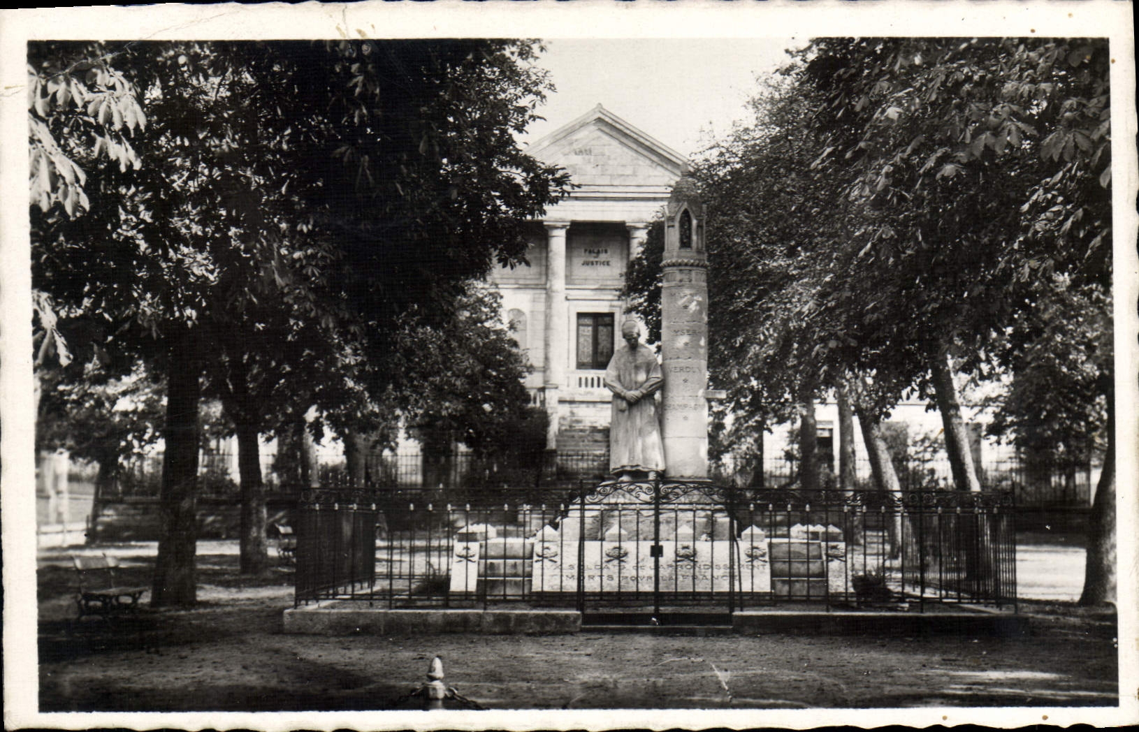 CPA La Chatre Place De La Republique