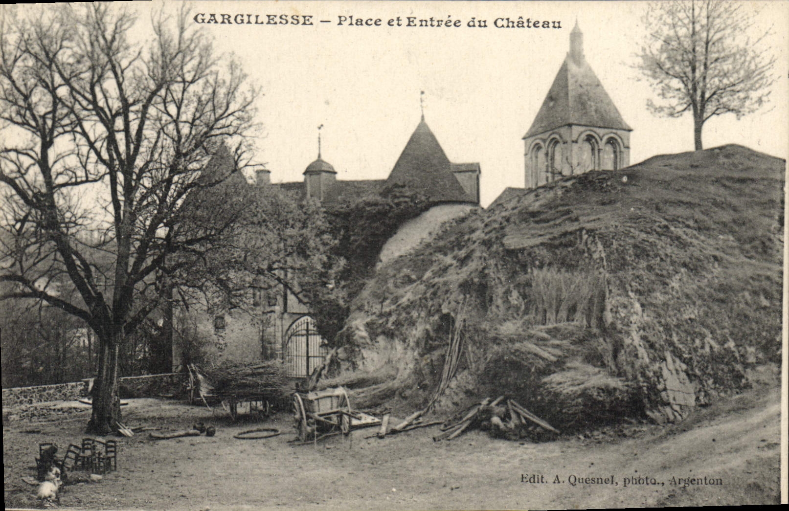 CPA Gargilesse Place Et Entree Du Chateau