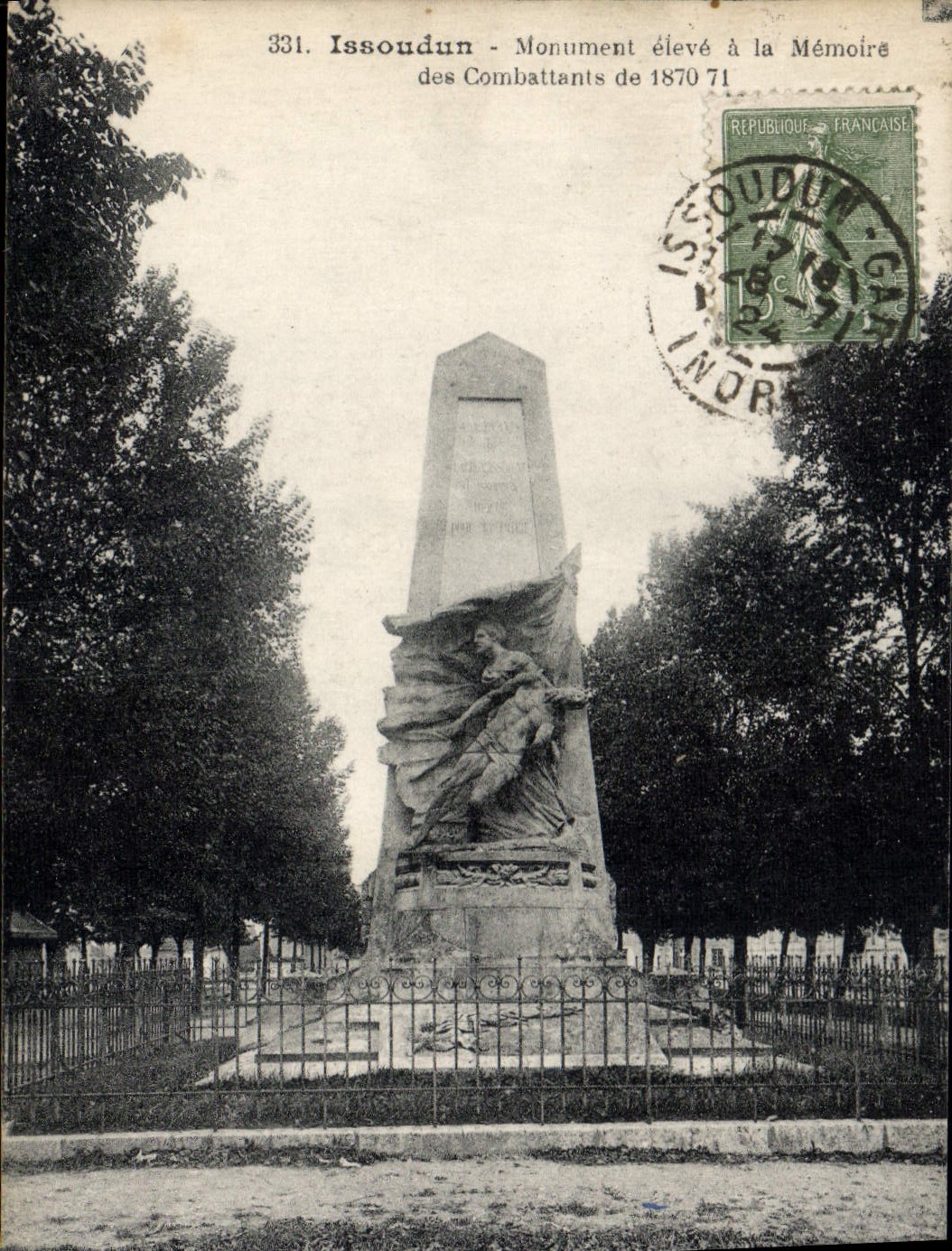 CPA Issoudun Monument Eleve A La Memoire Des Combattants