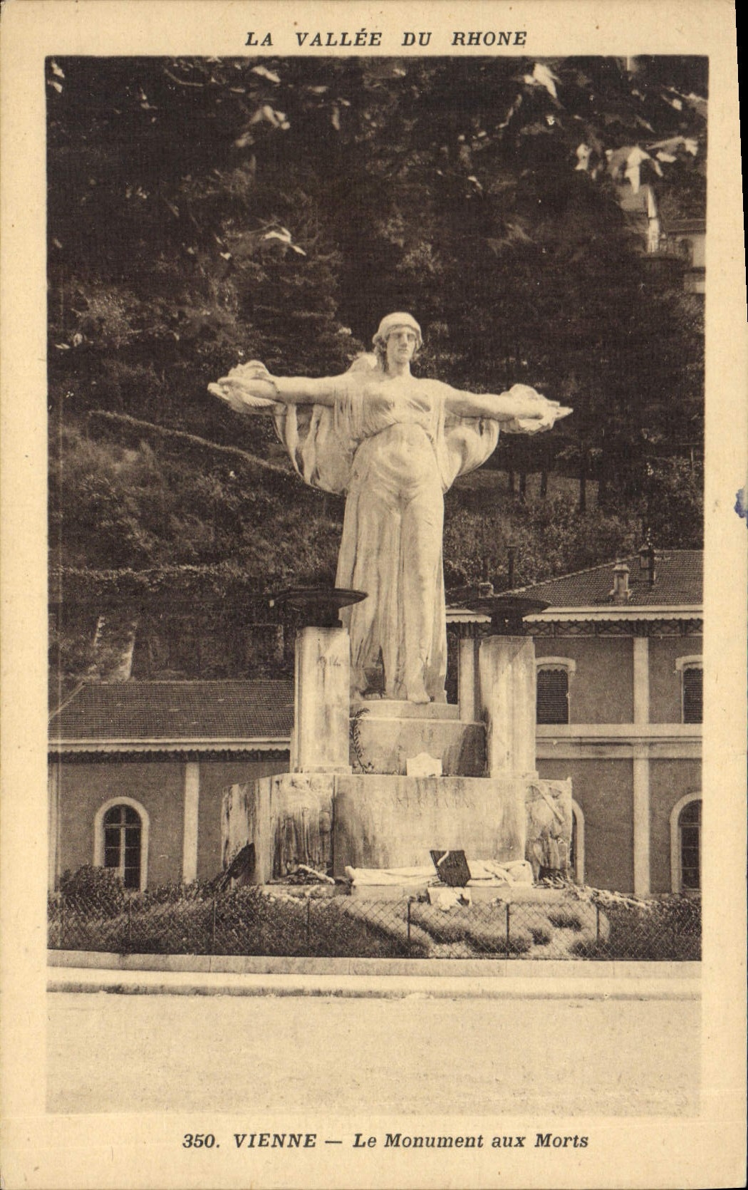 CPA Vienne Le Monument Aux Morts