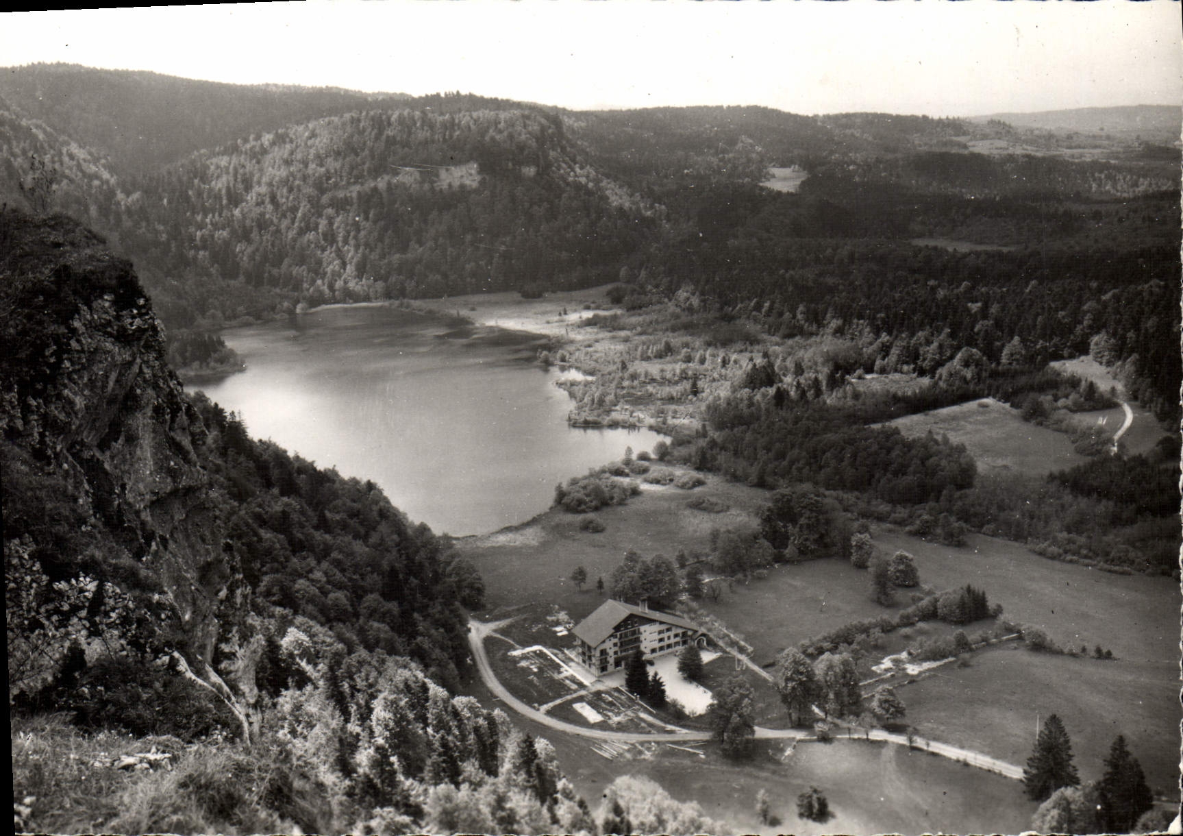 CPSM Le Jura Touristique Le Lac De Bonlieu Vue Generale