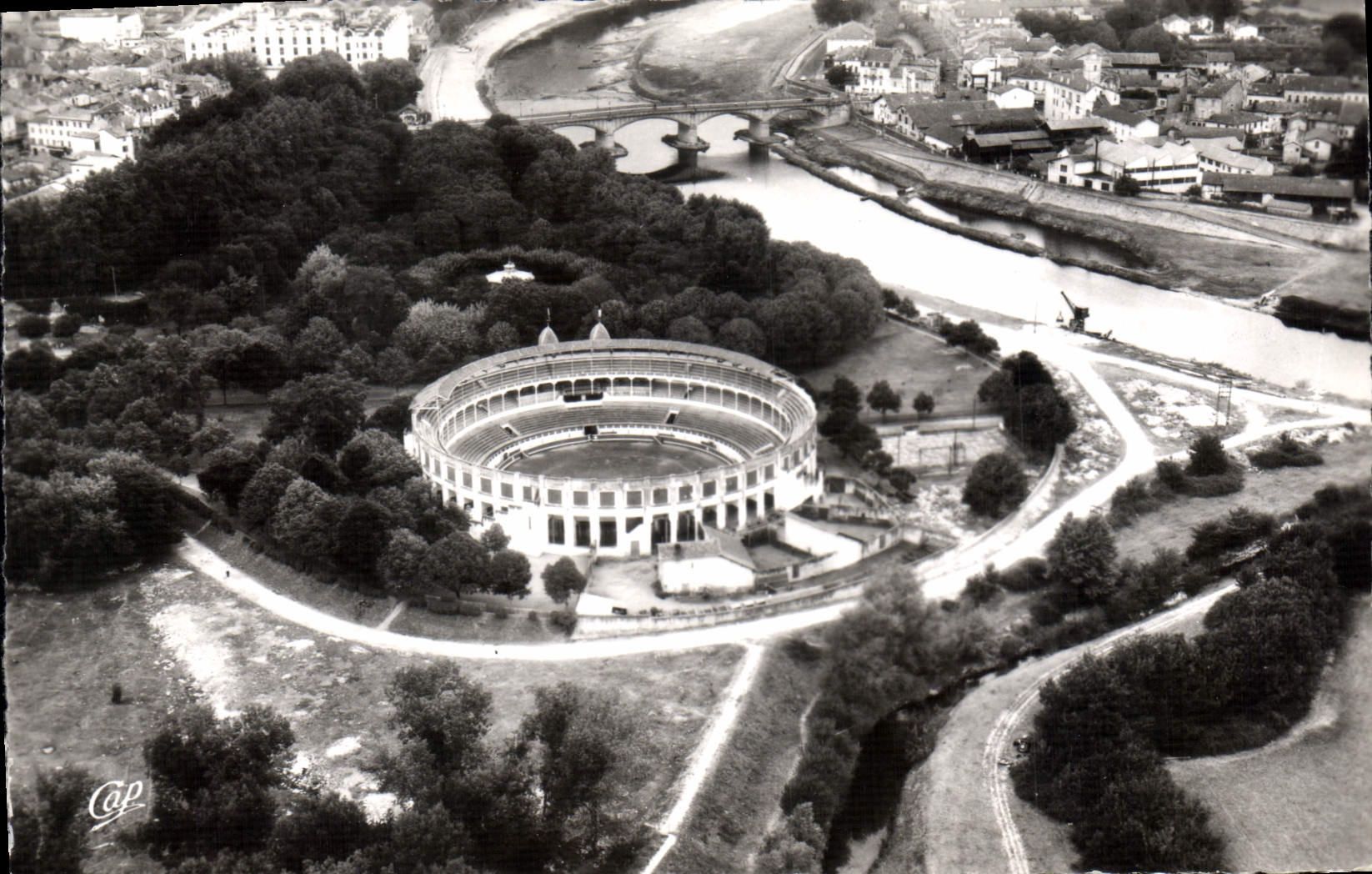 CPA Dax Les Arenes Et L'Adour
