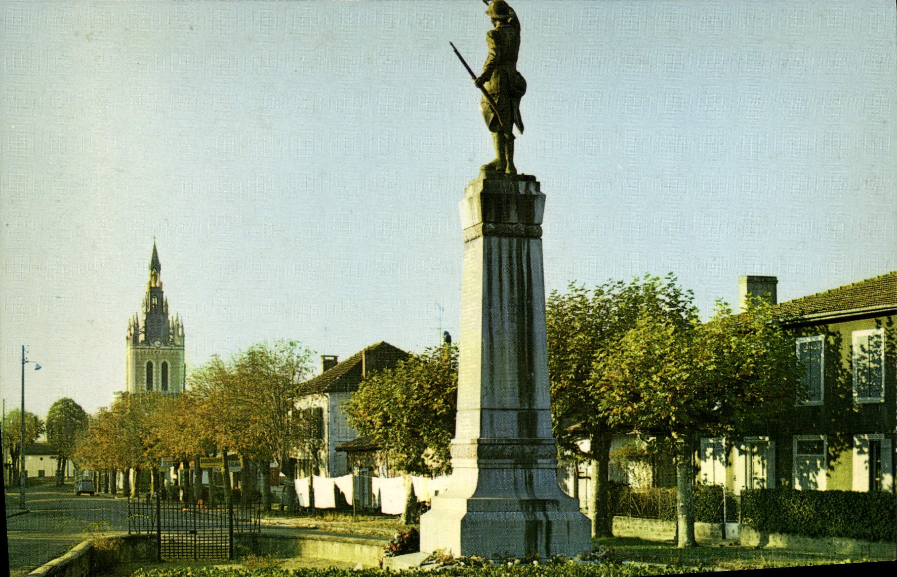 CPSM Lit Et Mixte Le Monument Aux Morts Et I'Eglise