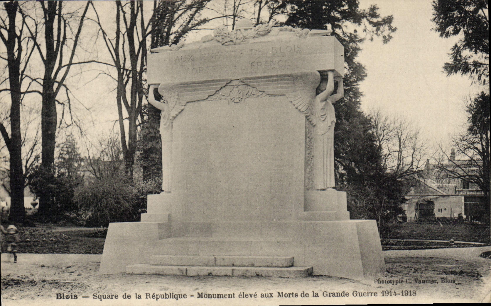 CPA Blois Square De La Republique Monument Eleve Aux Morts De La Grande Guerre