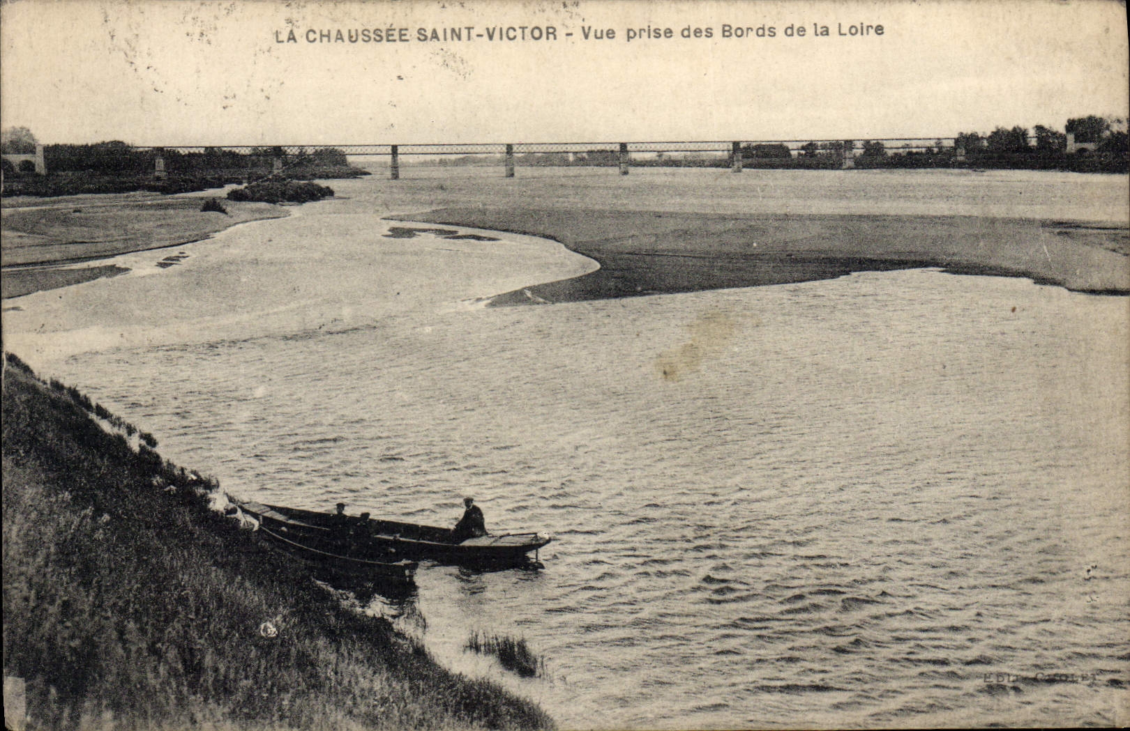 CPA La Chaussee Saint Victor Vue Prise des Bords de la Loire