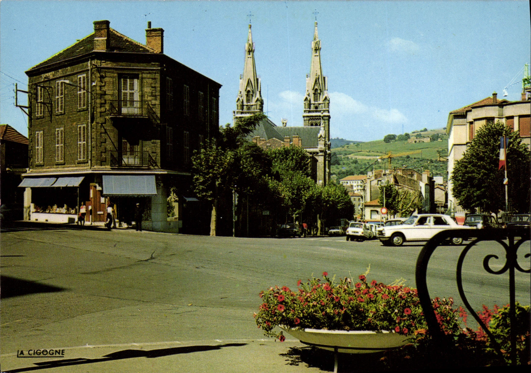 CPSM Saint Chamond Le Carrefour au fond Fleches de l'Eglise
