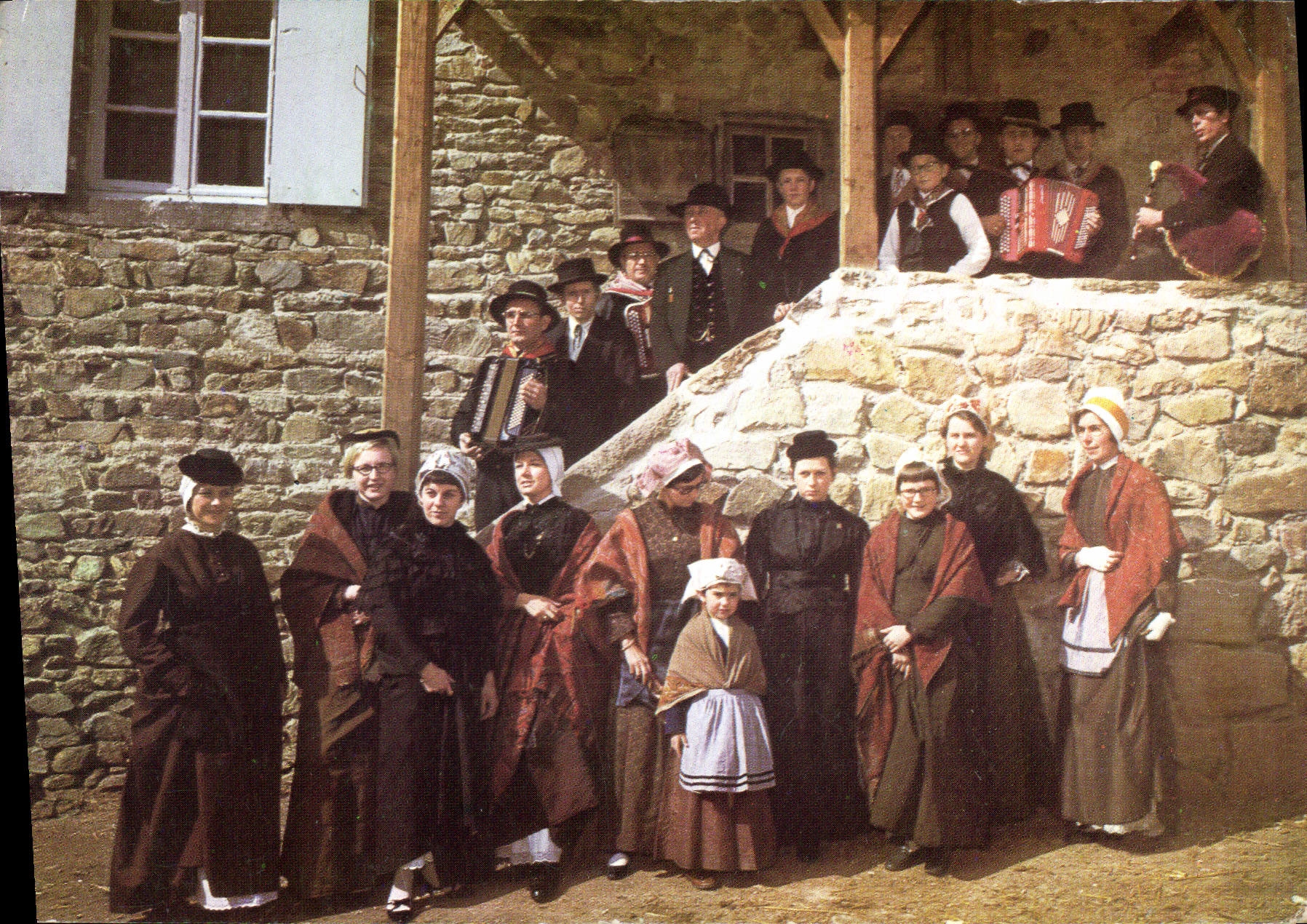 CPSM Groupe Folklorique de Brioude Le Brusse Le Brusse designe en patois l'Essaim Lavaudieu