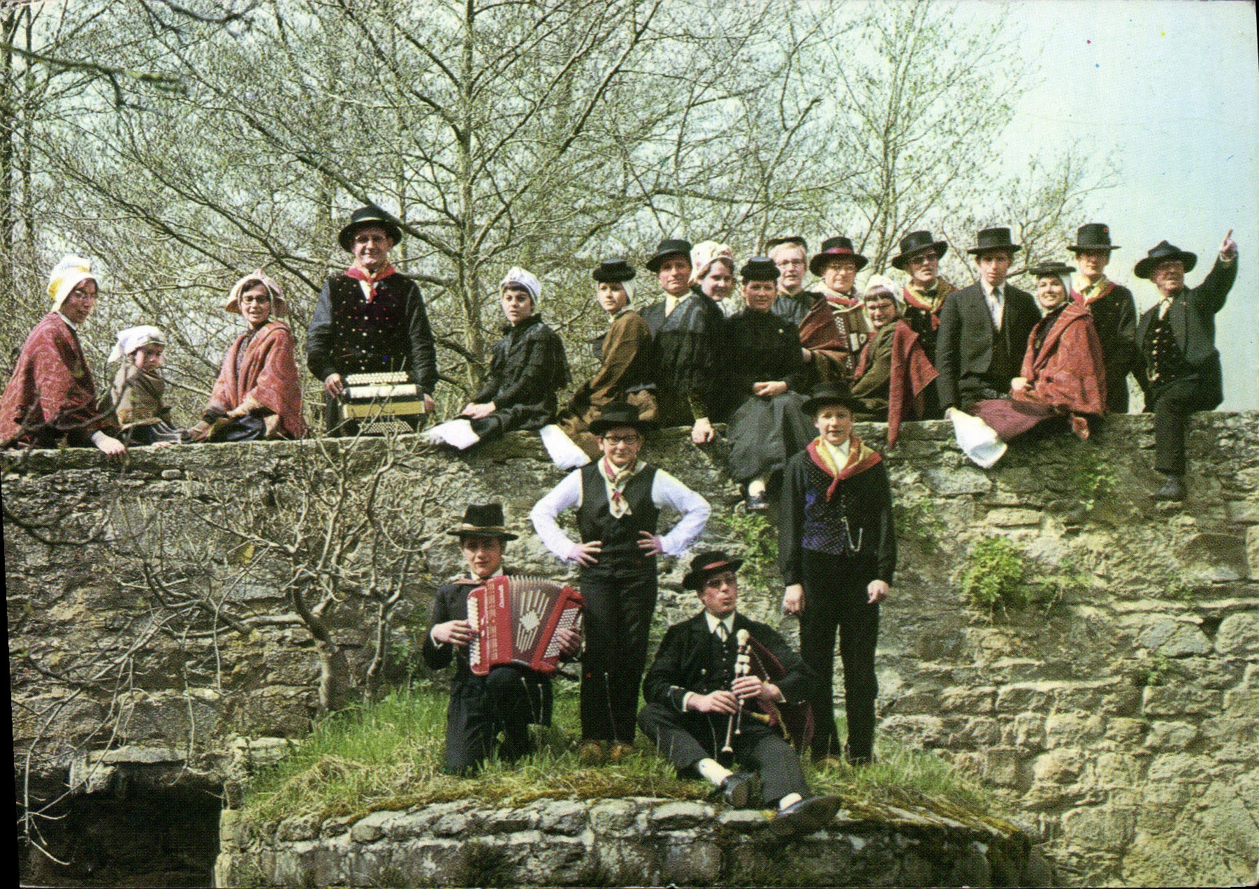 CPSM Groupe Folklorique de Brioude Le Brusse Le Brusse designe en patois l'Essaim le pont