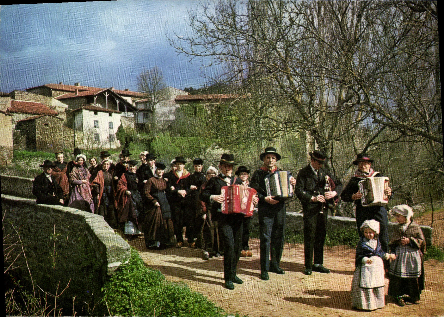 CPSM Groupe Folklorique de Brioude Le Brusse Le Brusse designe en patois l'Essaim village Lavaudieu