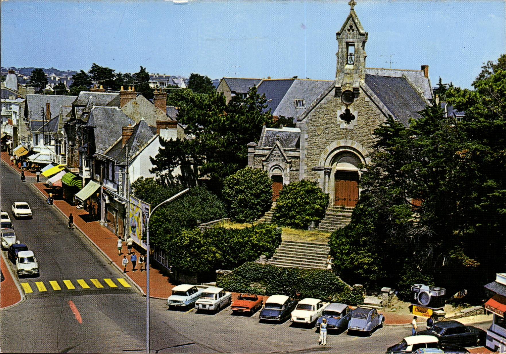 CPSM La Baule Rue de Gaulle Au Carrefour la Chapelle