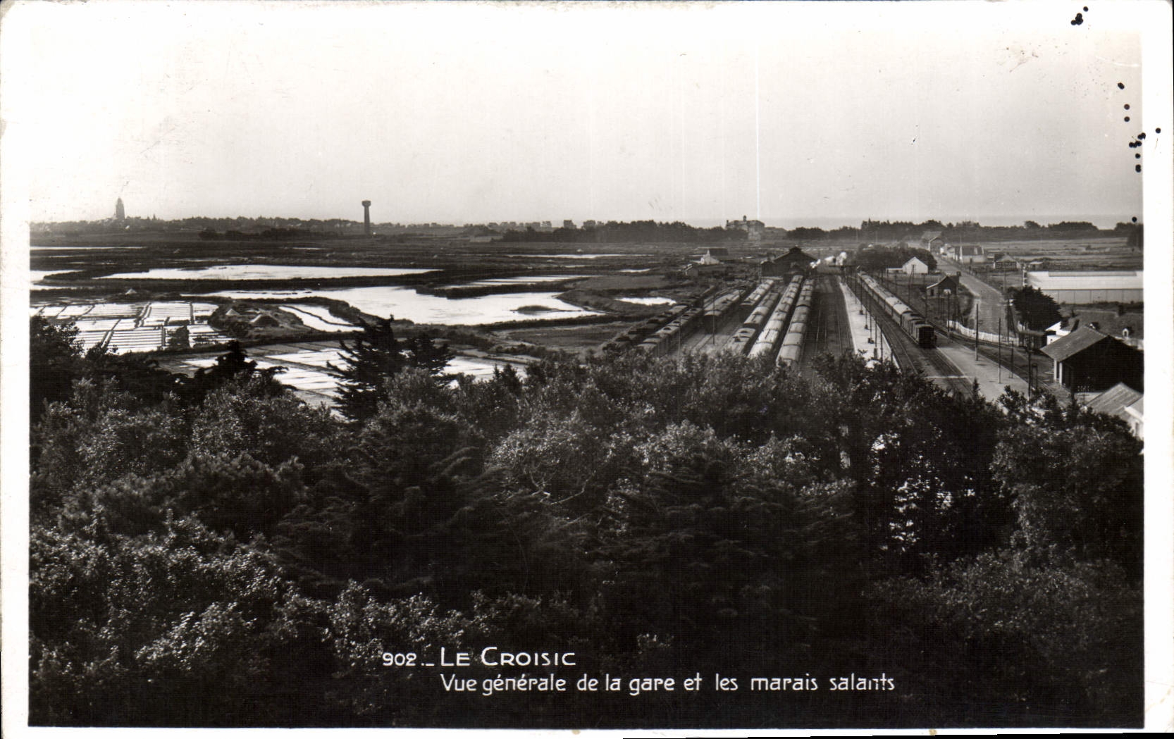 CPA Le Croisic Vue Generale de la gare et les Marais salants
