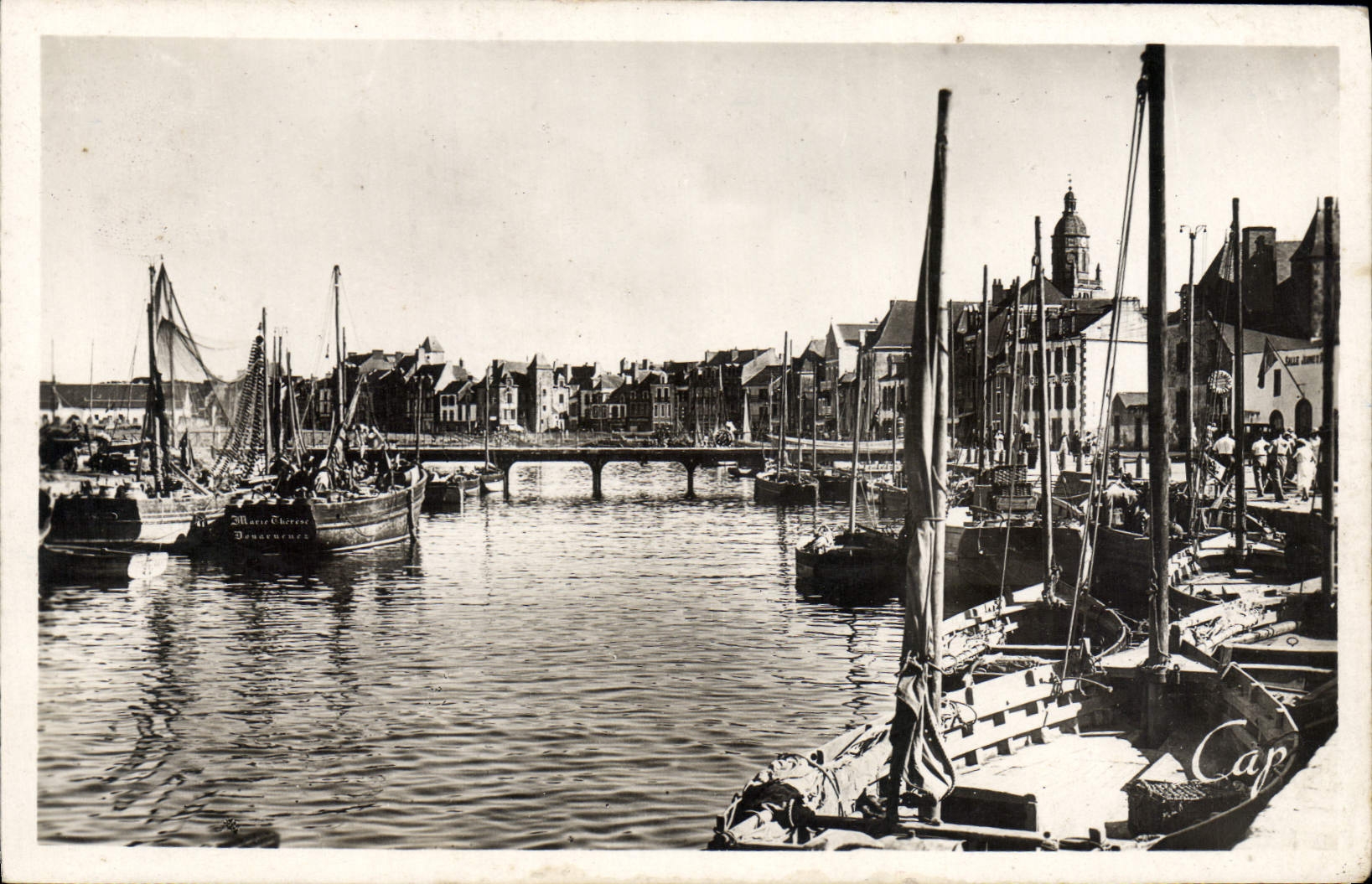 CPA Le Croisic Le Port a Maree haute et les Quais