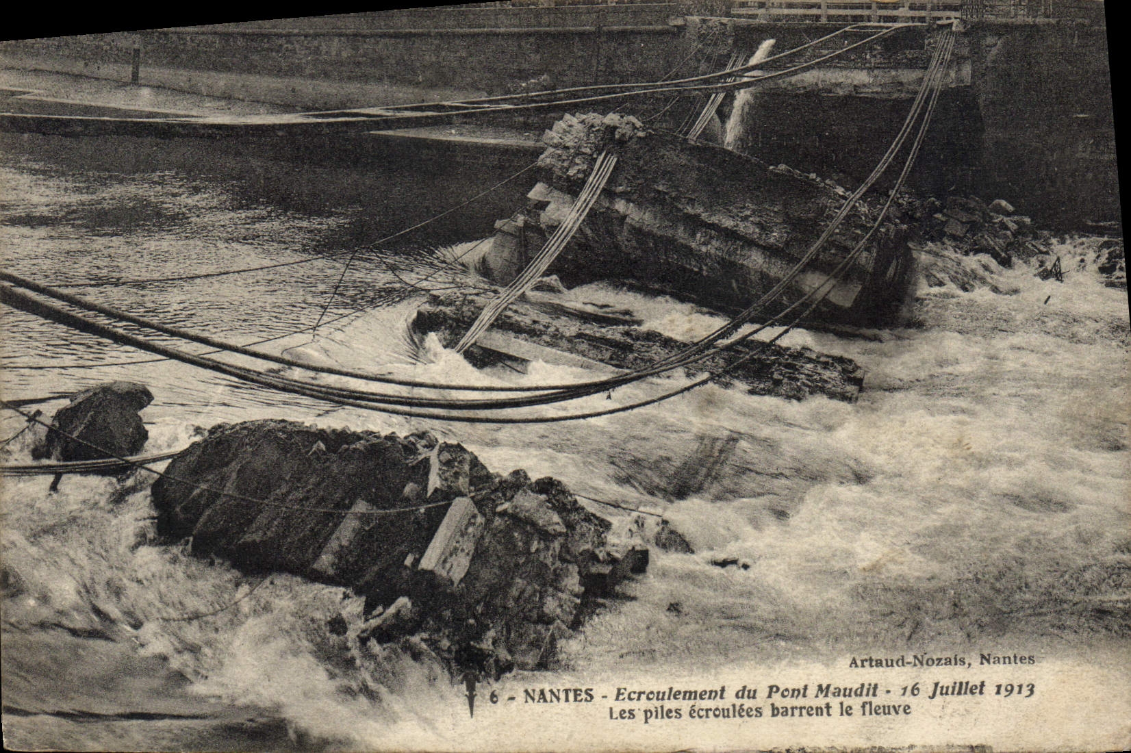 CPA Nantes Ecroulement du Pont Maudit Les Piles ecroulees barrent le fleuve
