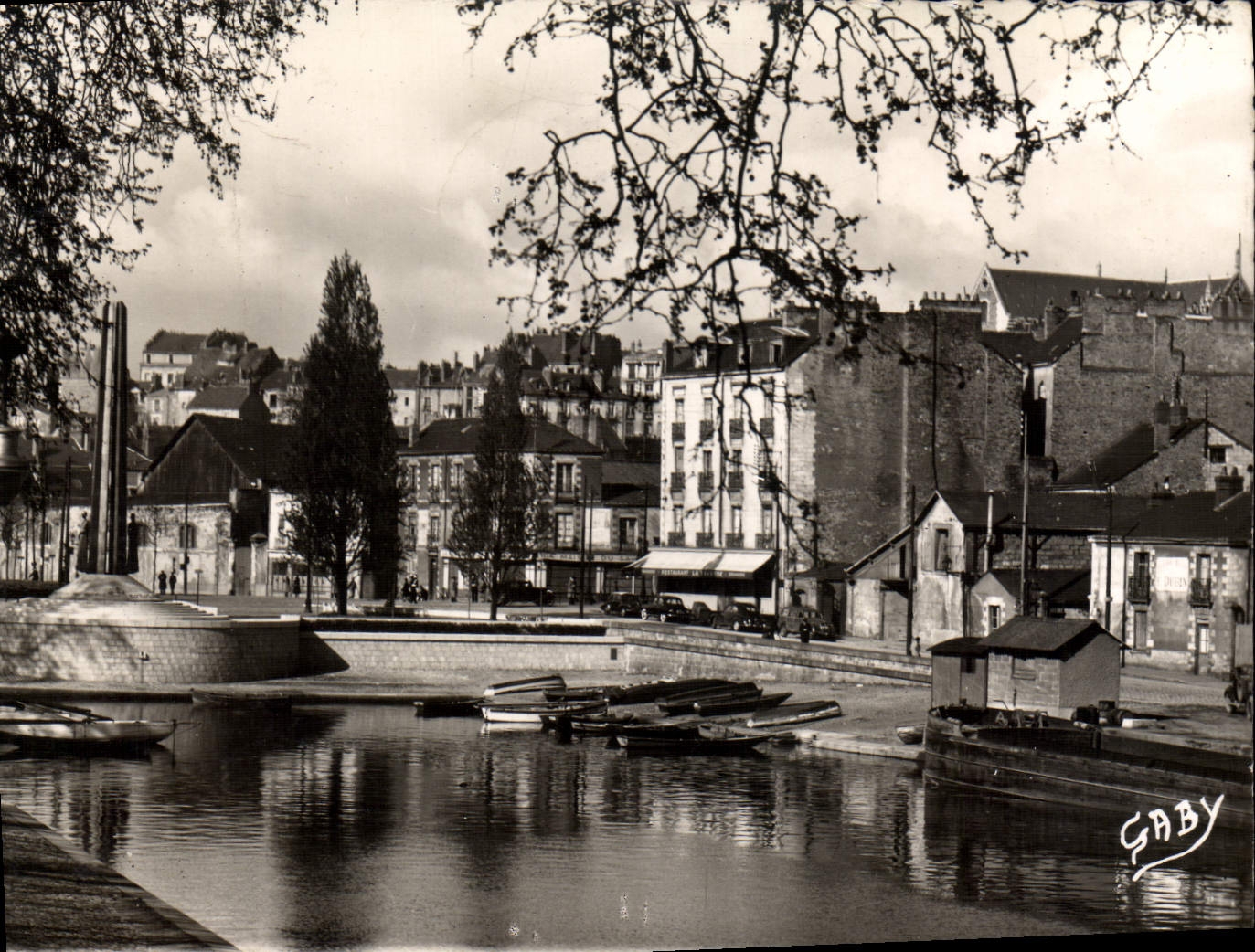 CPA Nantes La Riviere l'Erdre et le Monument erige a la Memoire des Cinquante Otages fusillés par le