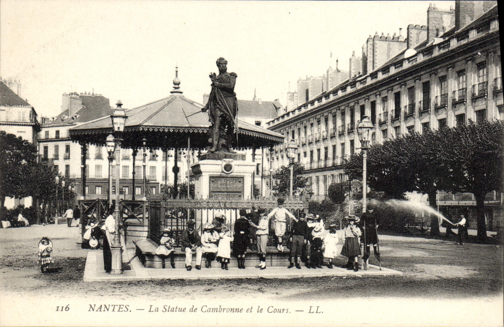 CPA Nantes La Statue de Cambronne et le Cours