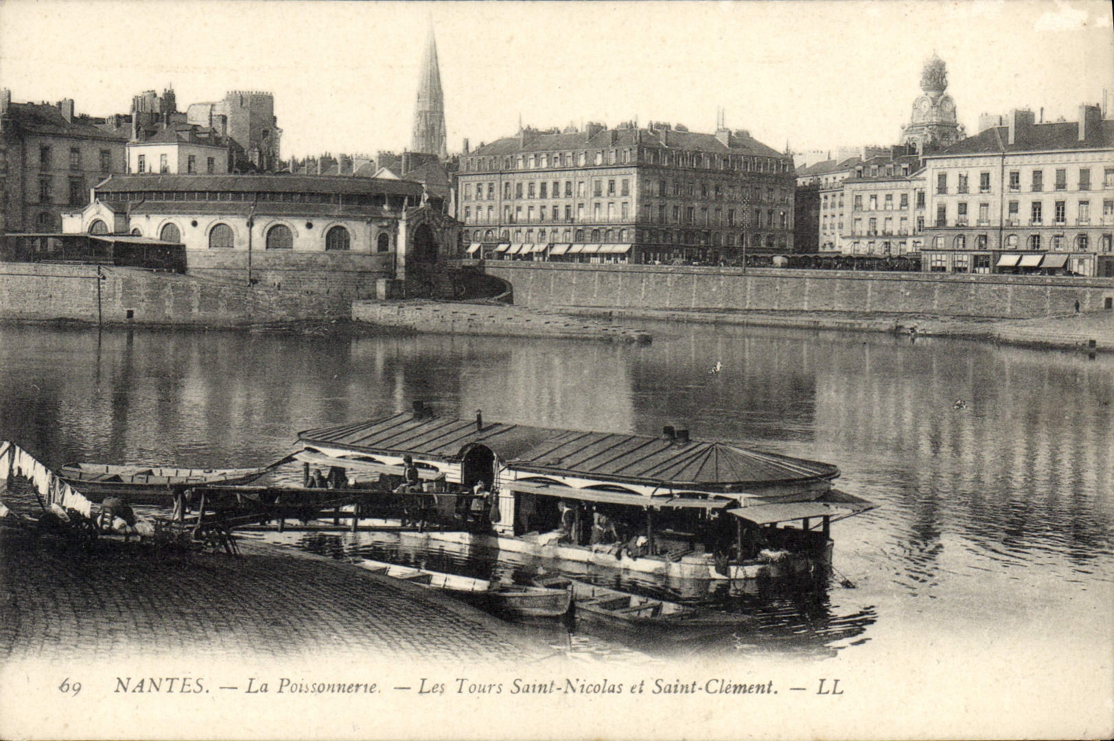 CPA Nantes La Poissonnerie Les Tours Sant Nicolas et Saint Clement