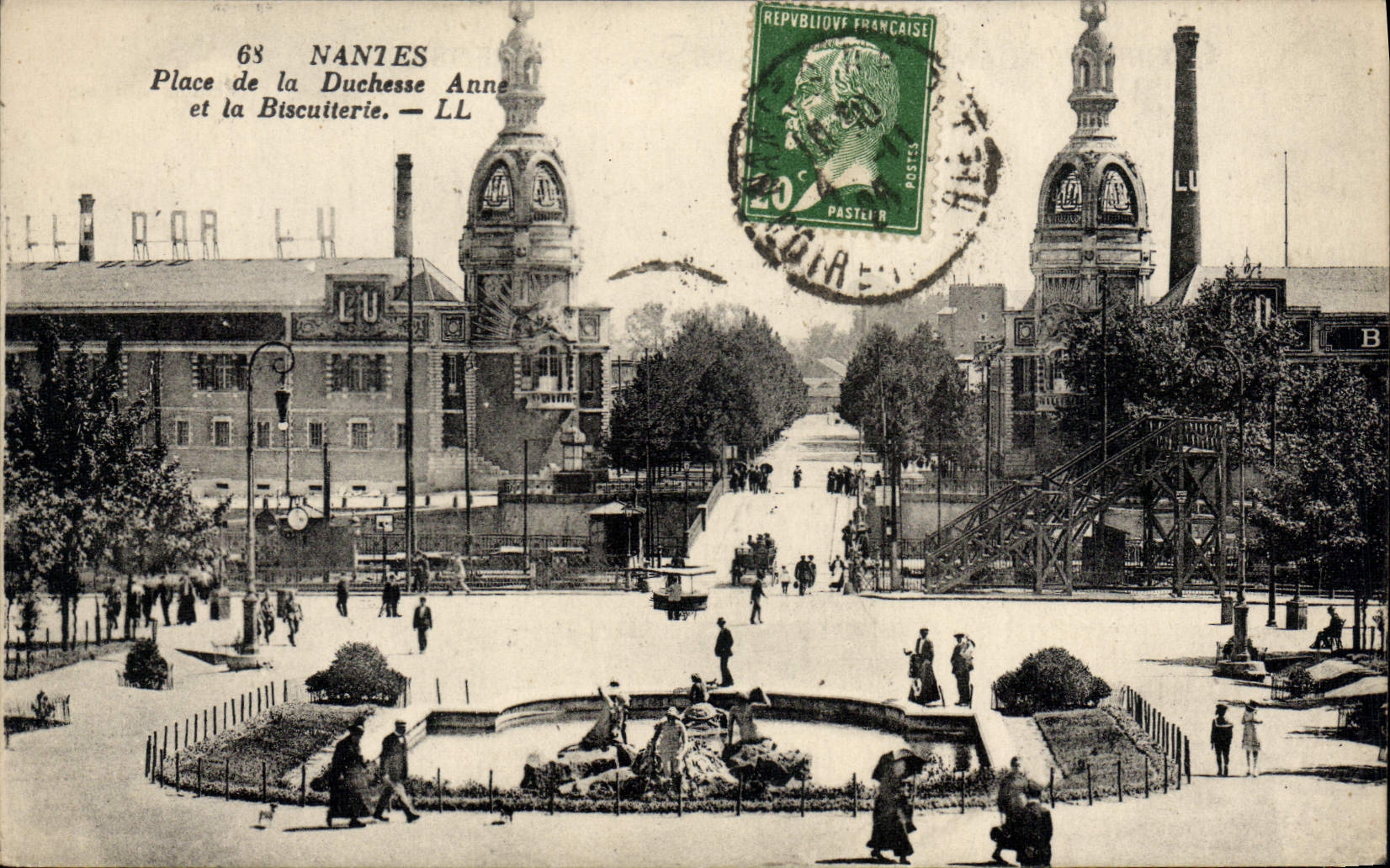 CPA Nantes Place de la Duchesse Anne et la Biscuiterie LU