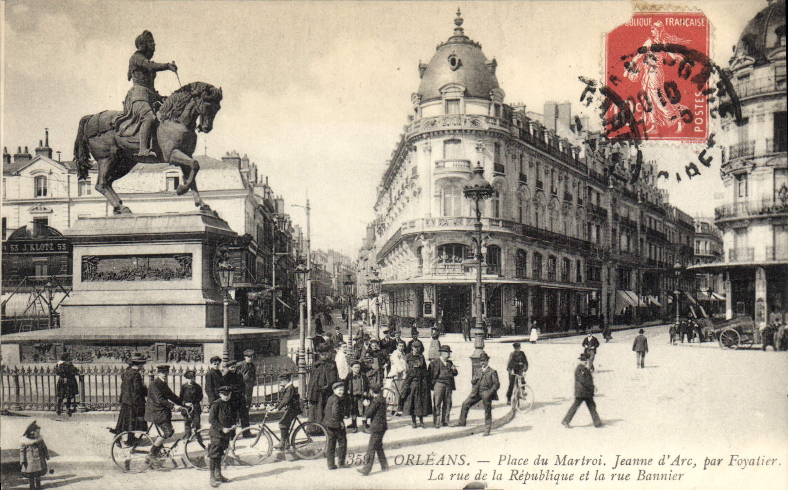 CPA Orleans Place Du Martroi Jeanne D'Arc Par Foyatier rue Bannier