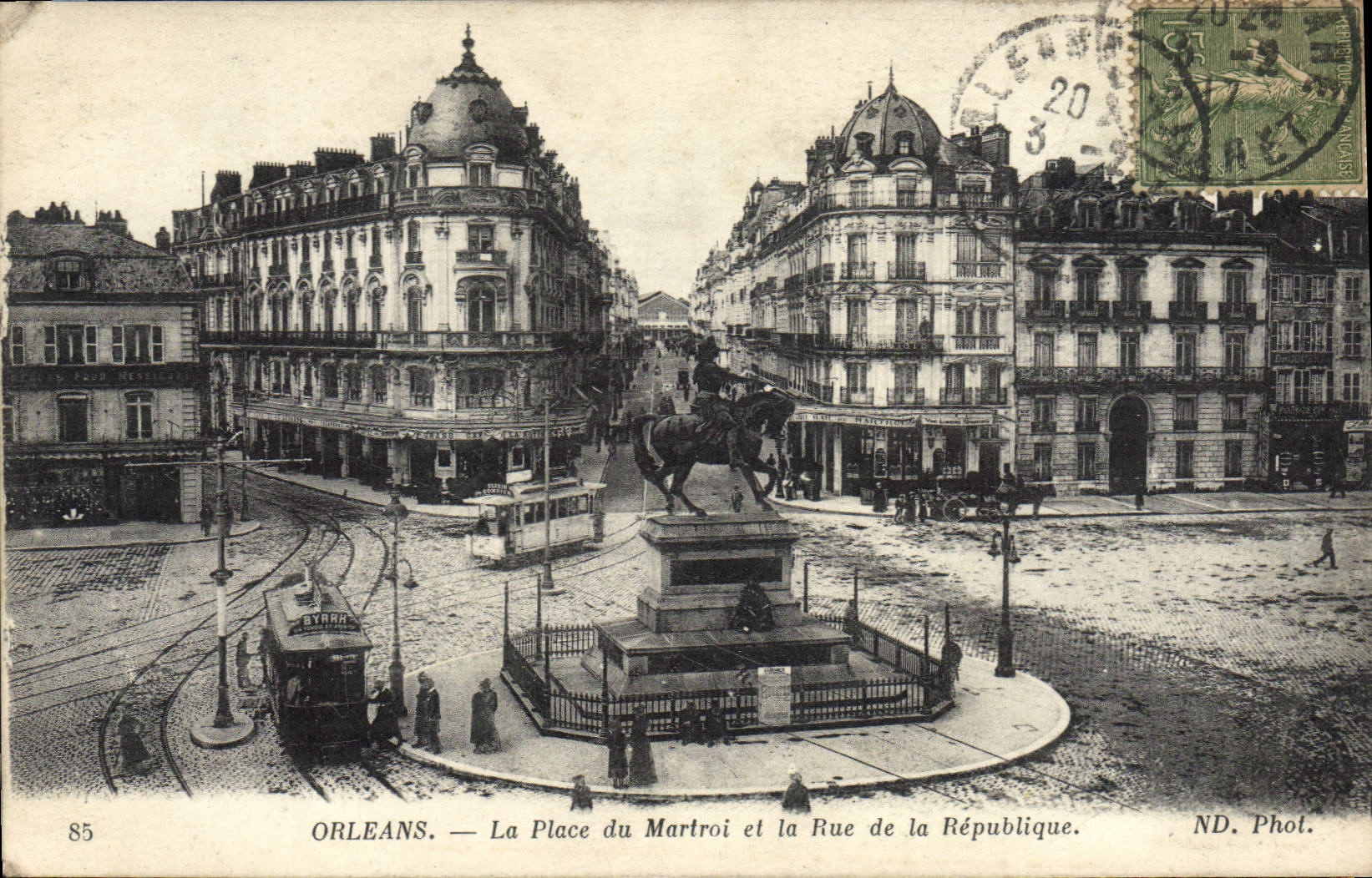 CPA Orleans La Place Du Martroi Et La Rue De La Republique