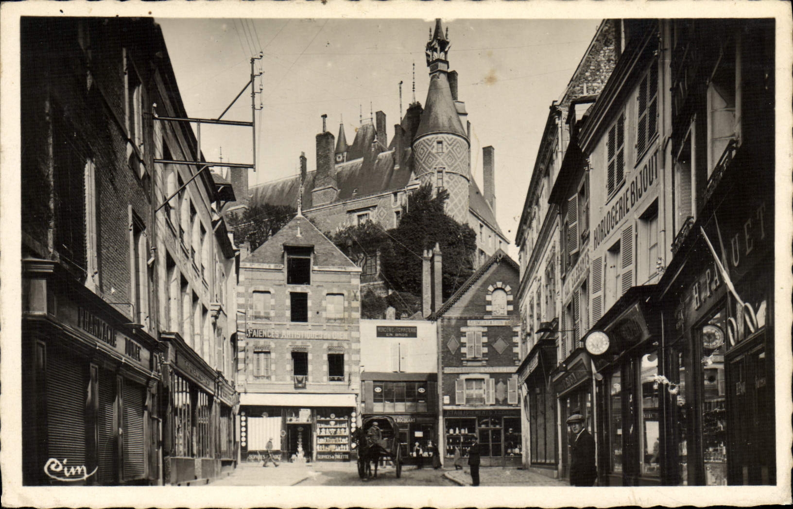 CPA Gien Rue Du Pont Et Tourelles Du Chateau