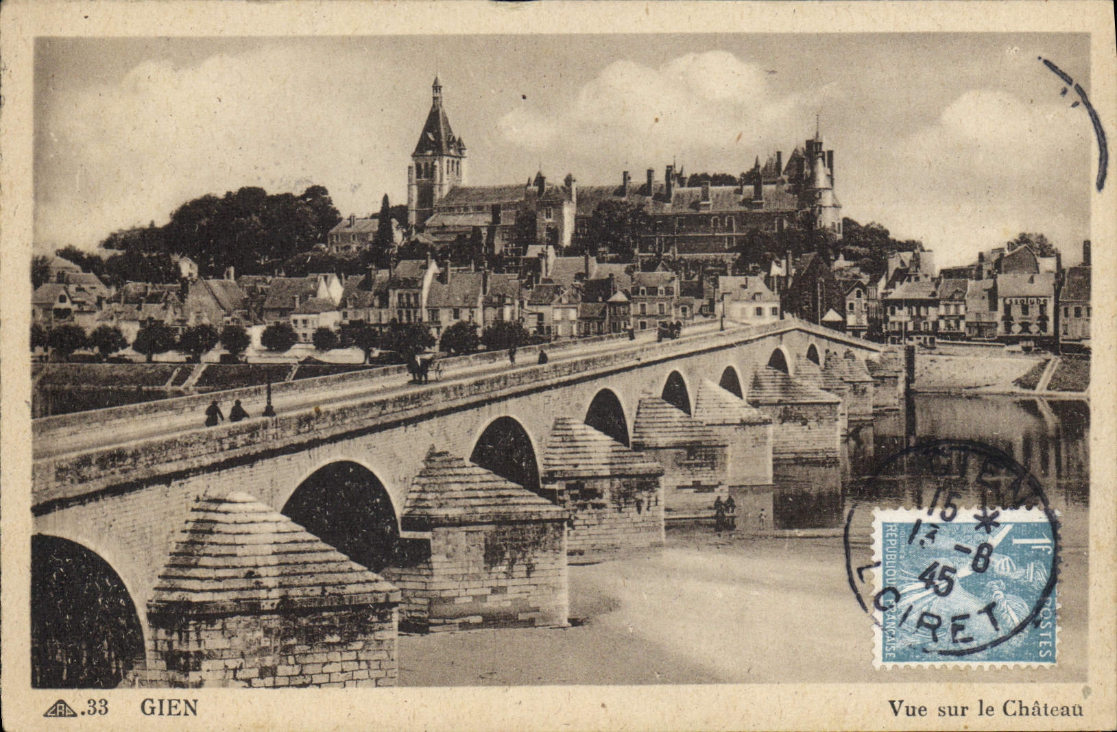 CPA Gien Vue Sur Le Chateau