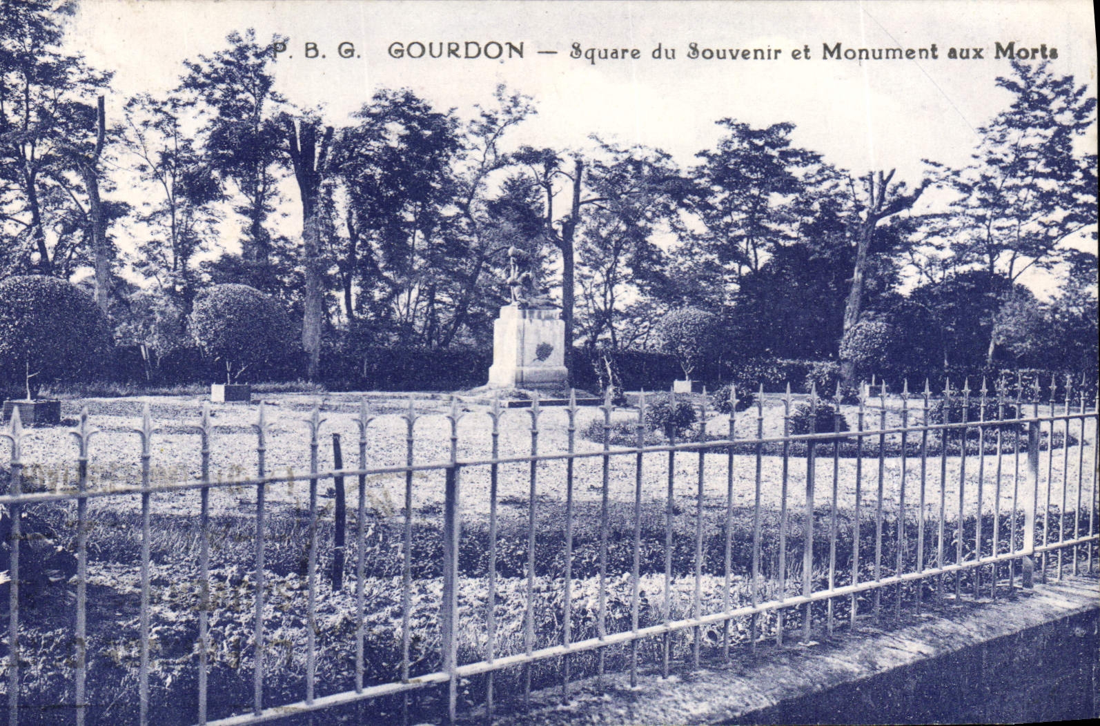 CPA Gourdon Square Du Souvenir Et Monument Aux Morts