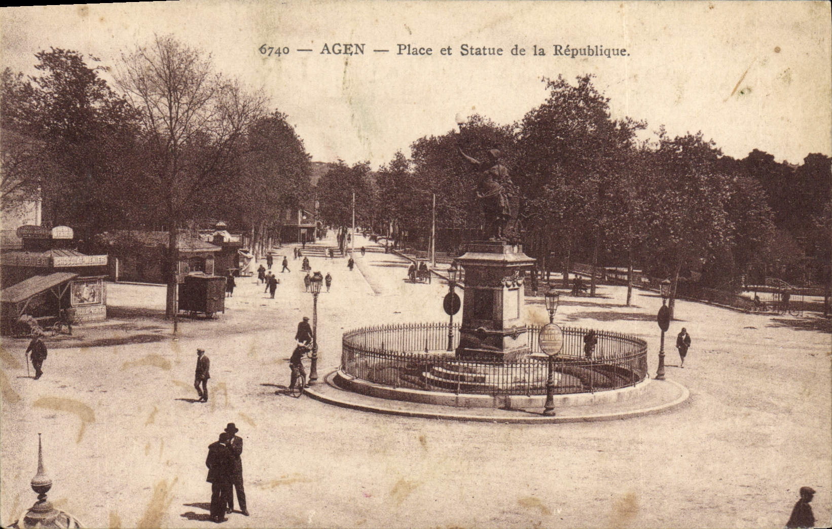 CPA Agen Place Et Statue De La Republique