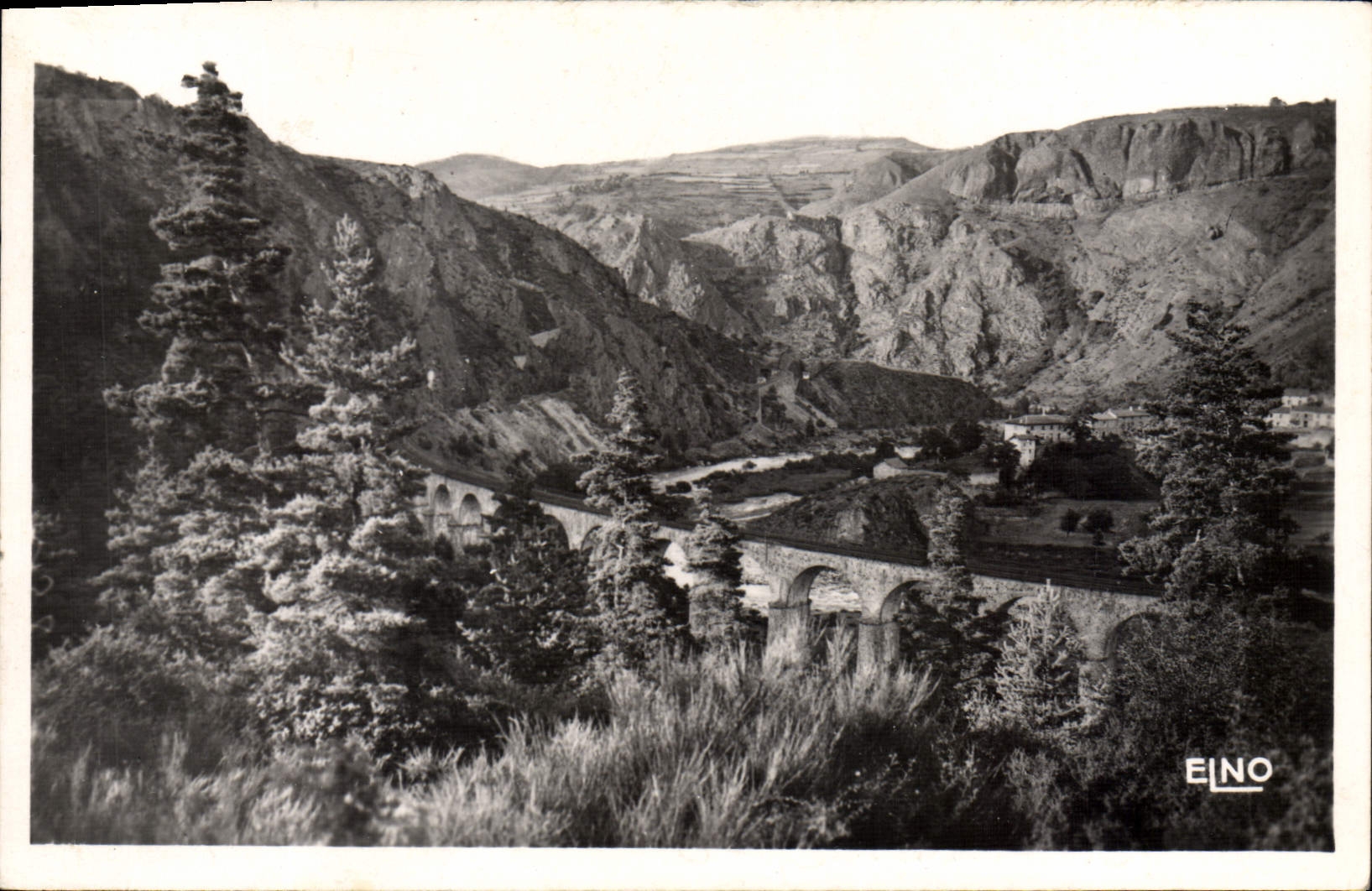 CPA Gorges De L'Allier Et Le Viaduc Perspective Du Nouveau Monde