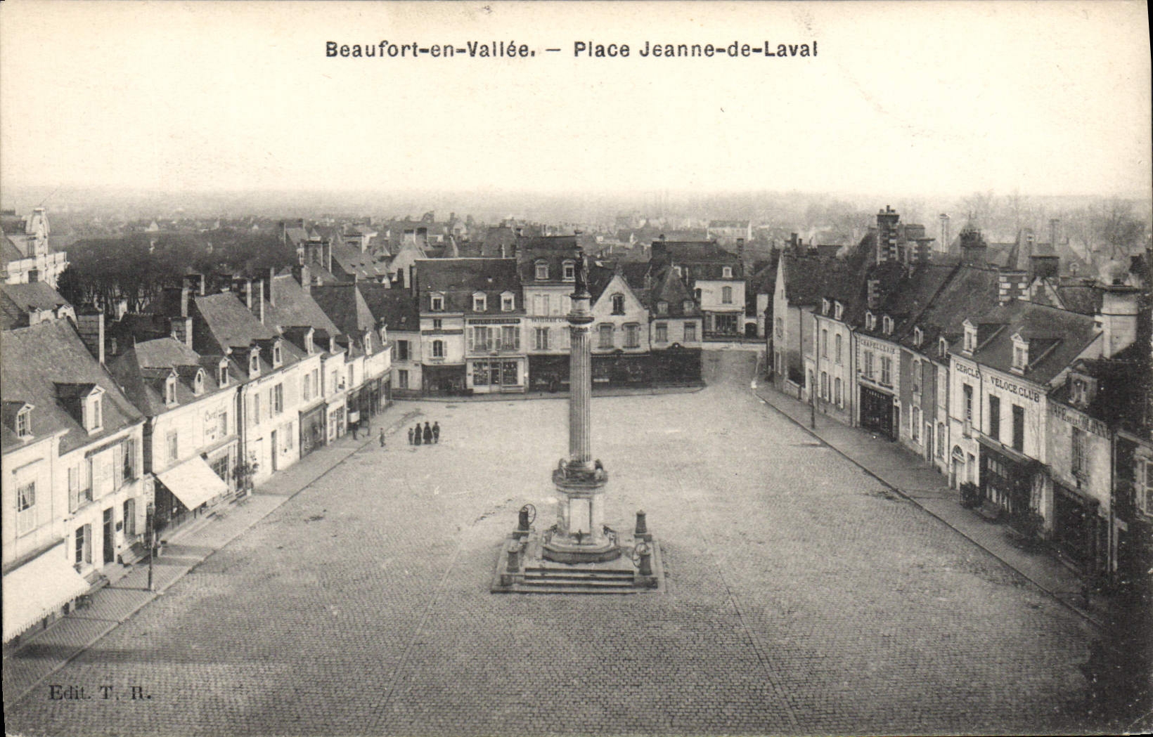 CPA Beaufort En Vallee Place Jeanne De Laval