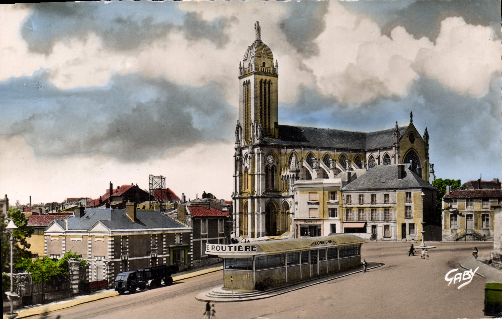 CPA Cuon Place Saint Pierre Et La Gare Routiere