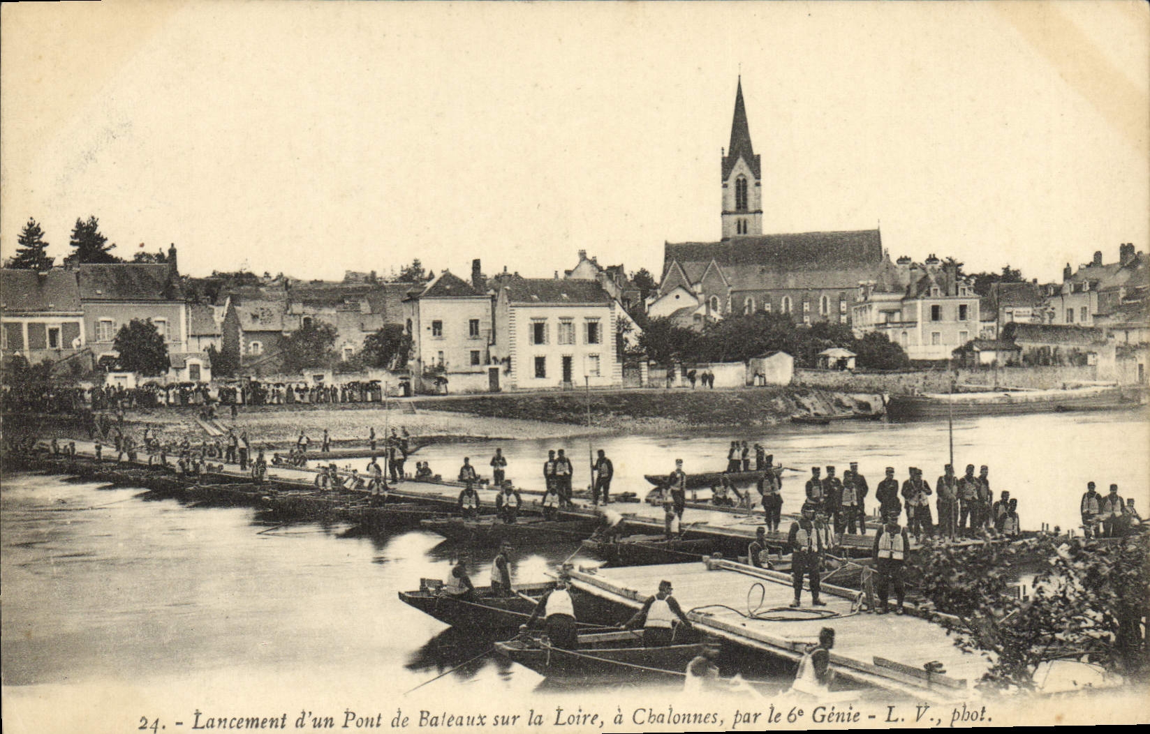 CPA Chalonnes Lancement D'Un Pont De Bateaux Sur La Loire par le 6ème génie