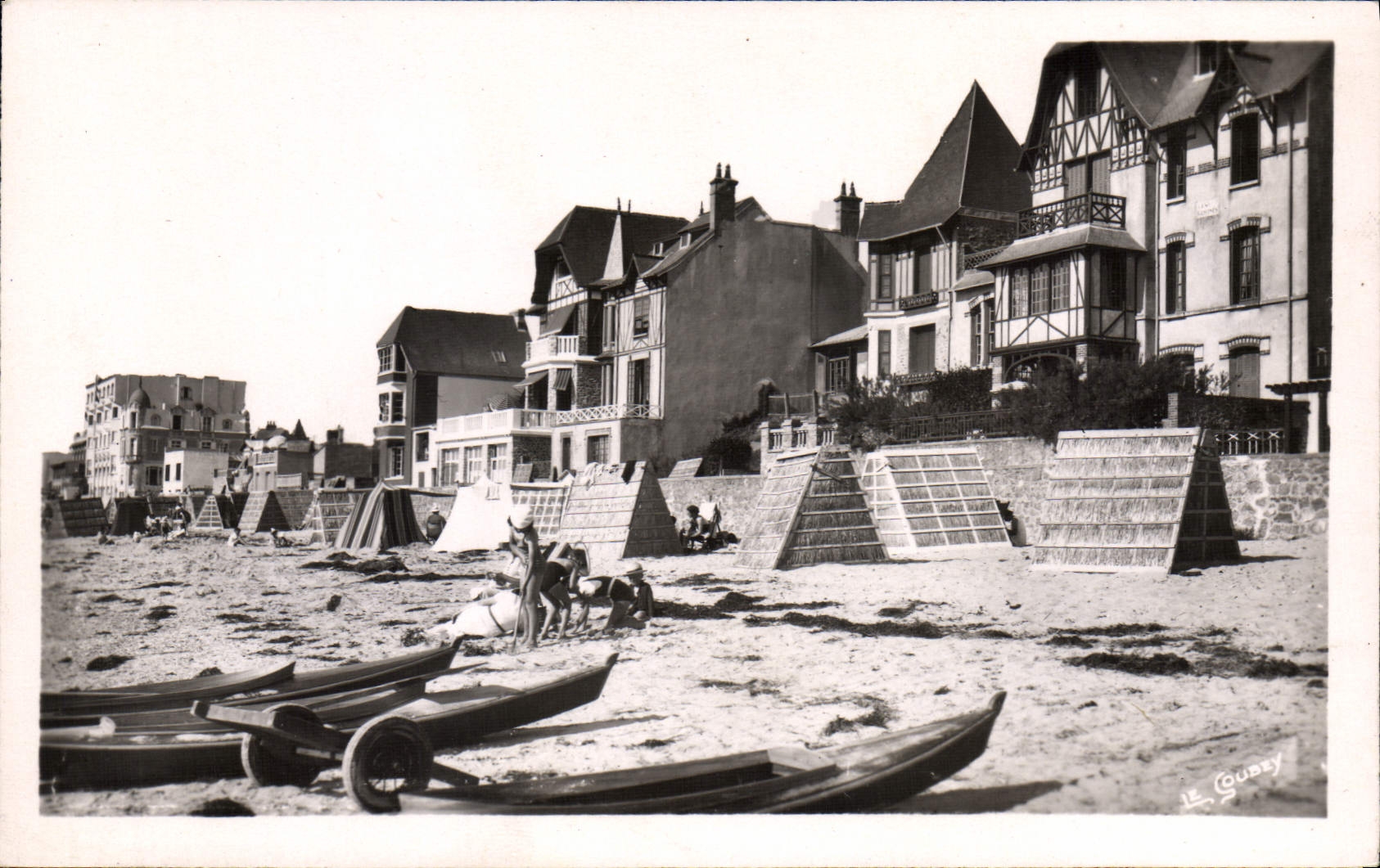 CPA Coutainville Un Coin De La Plage