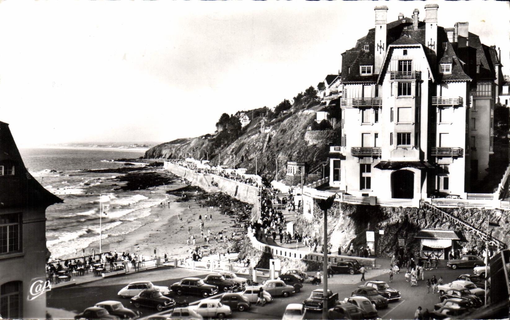 CPA Granville La Plage La Digue Et Le Normandy Hotel
