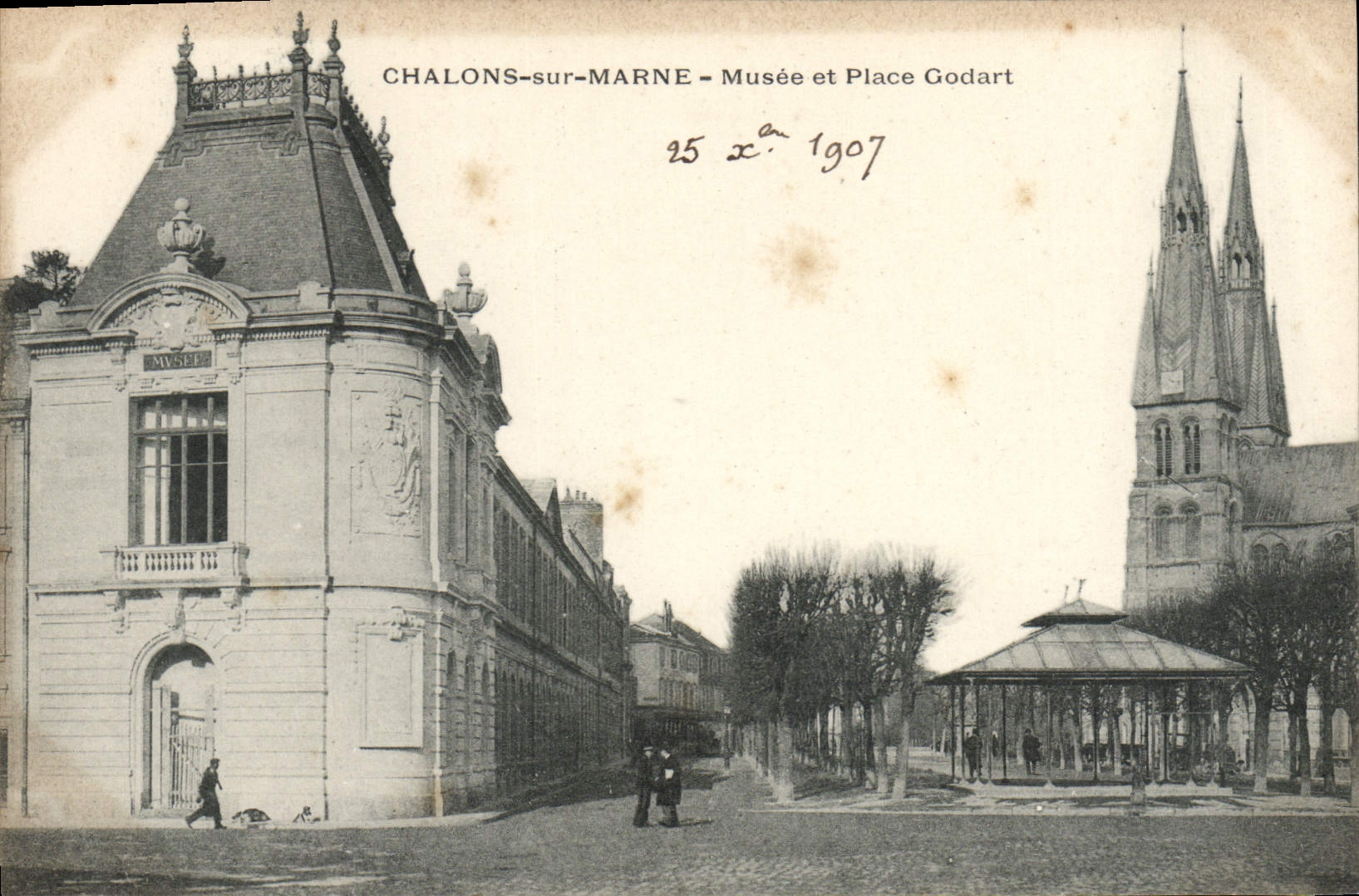 CPA Chalons Sur Marne Musee Et Place Godart