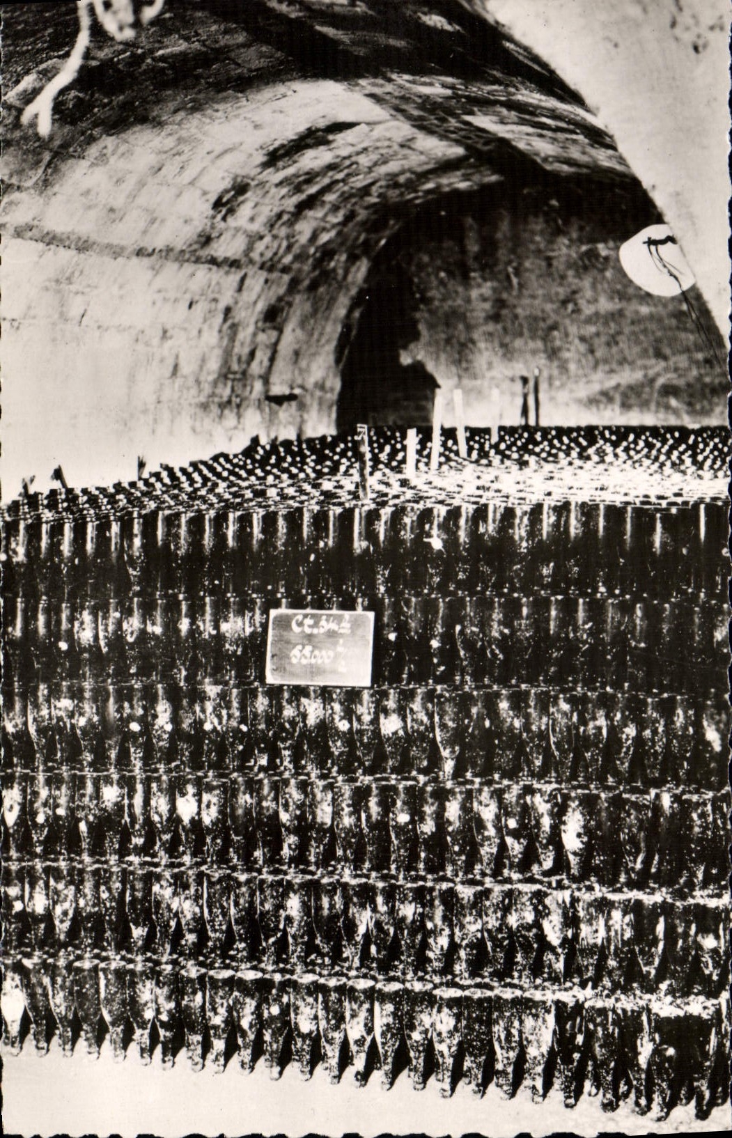 CPA Epernay Champagne De Castellane masse de 55000 bouteilles