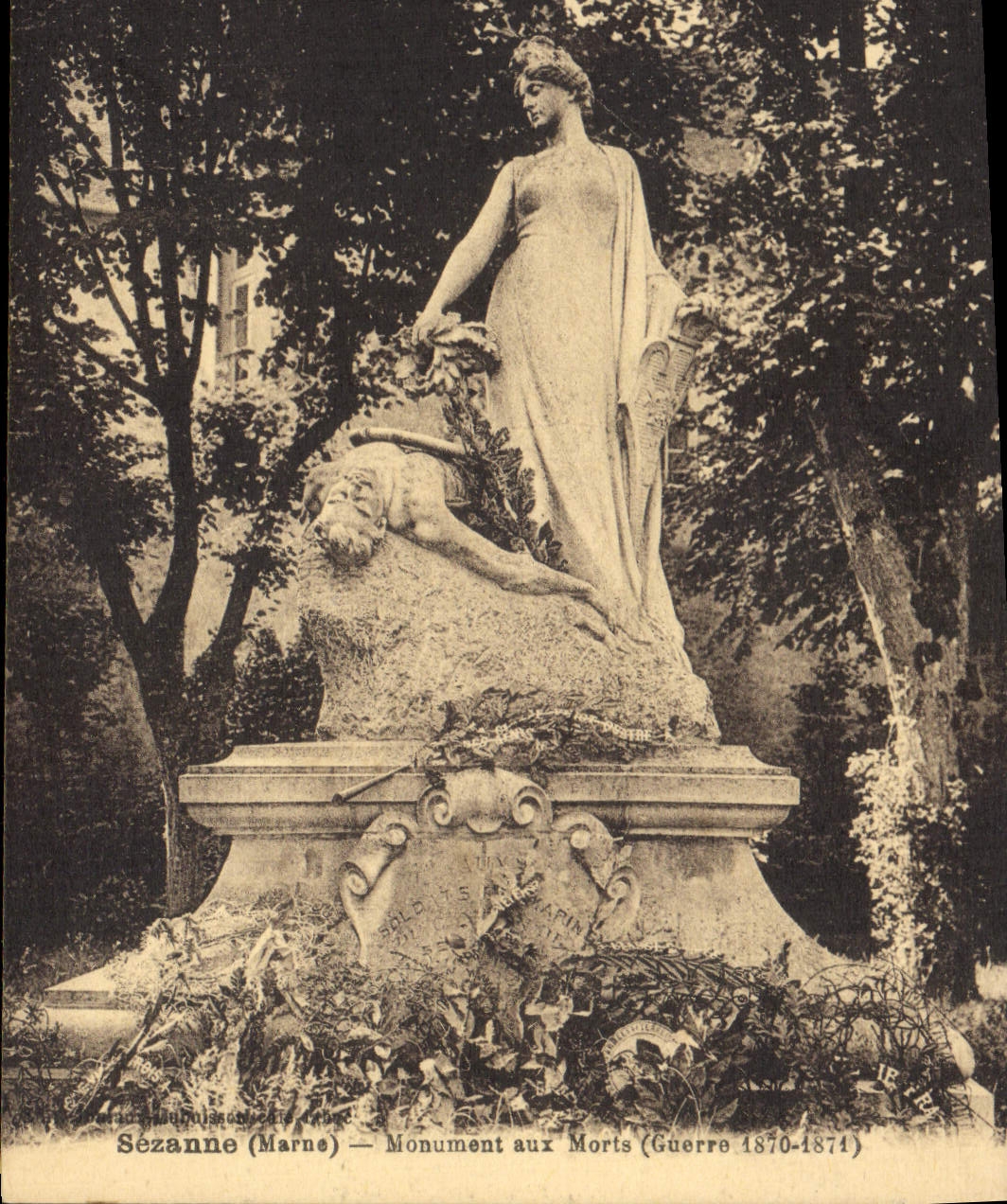 CPA Sezanne Monument Aux Morts