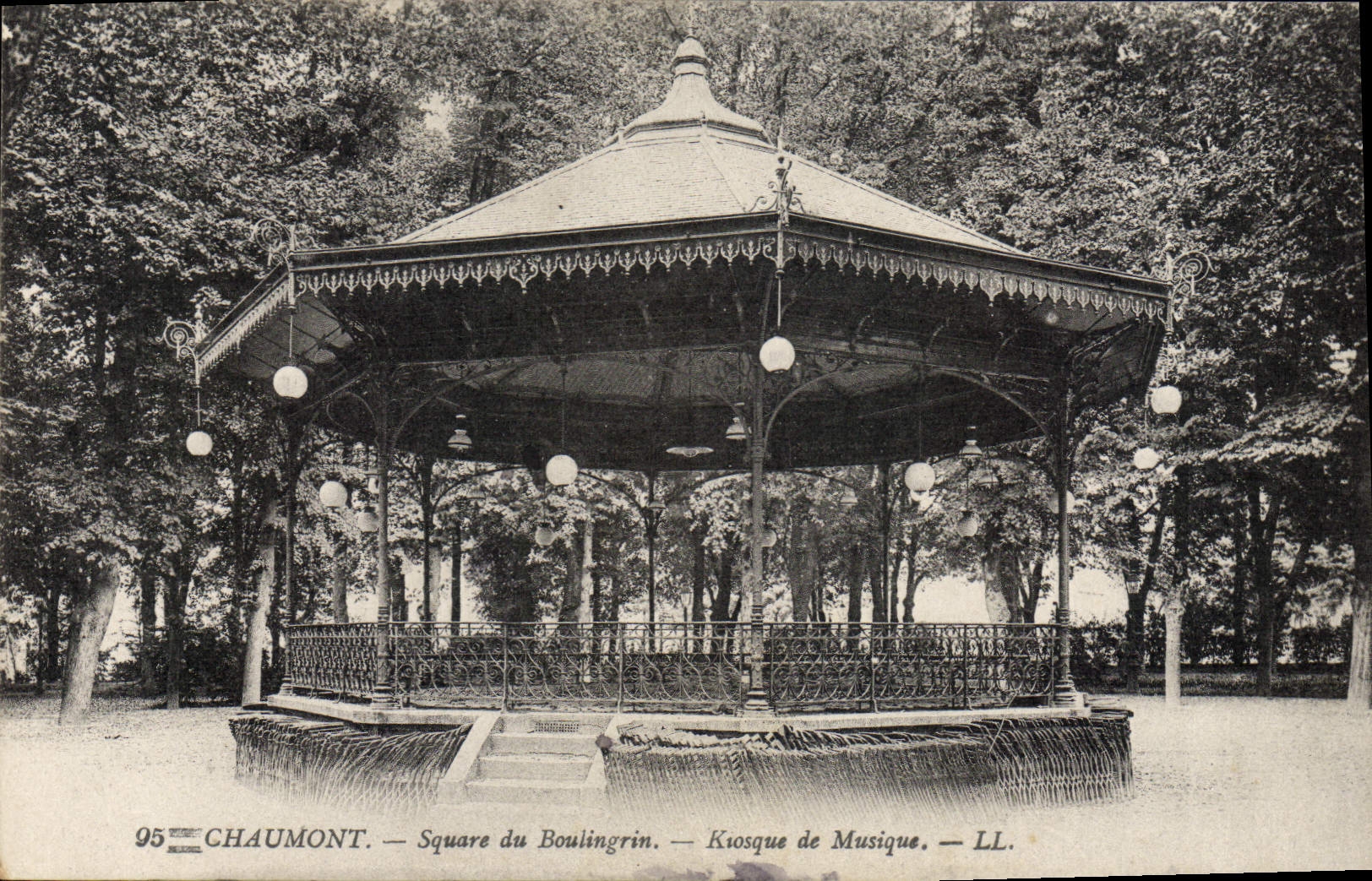 CPA Chaumont Square Du Boulingrin Kiosque de musique
