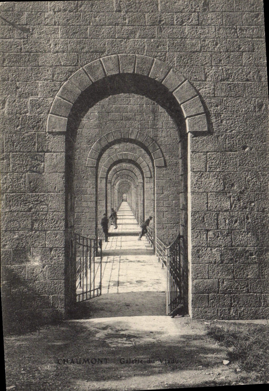 CPA Chaumont Galerie du viaduc